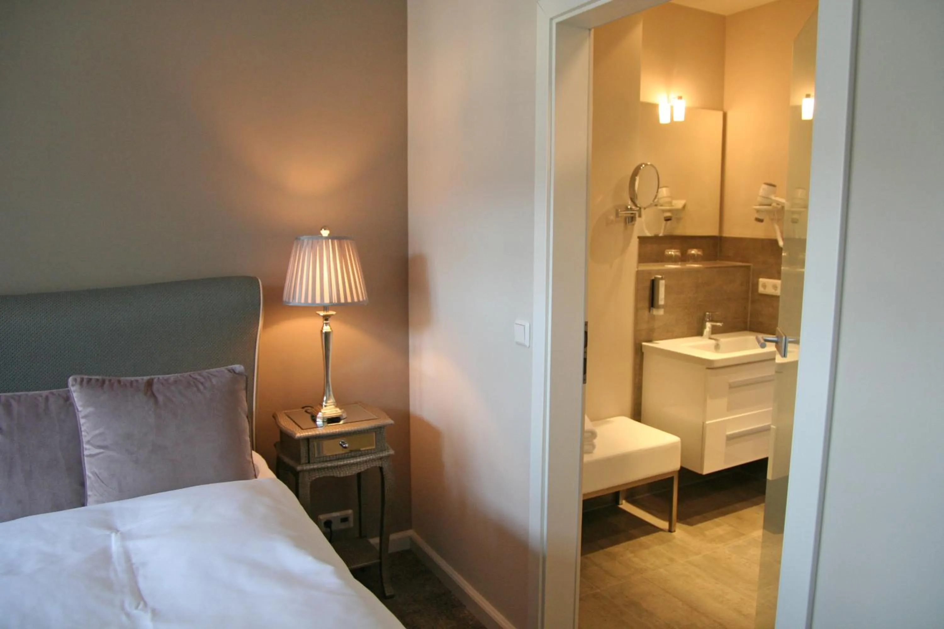 Bathroom, Bed in Romantik Hotel am Brühl