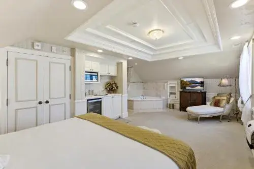 Queen Room with Spa Bath - single occupancy in Heber Senator Bed and Breakfast Queen Room with Spa Bath - single occupancy in Heber Senator Bed and Breakfast