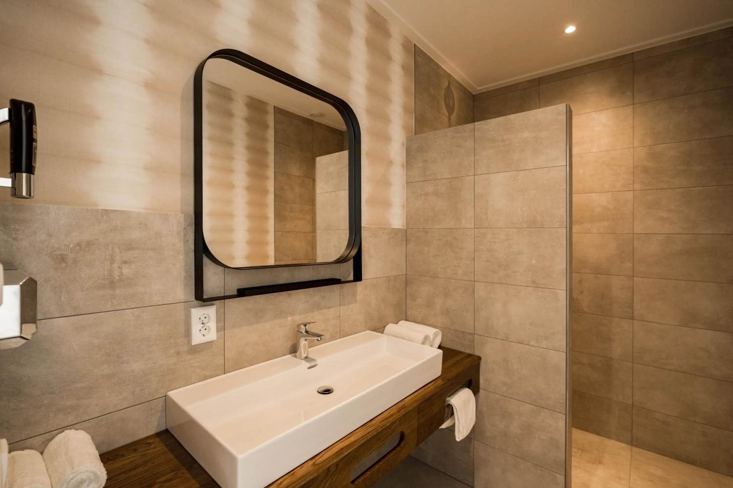 Shower in Hotel Ter Zand - Handwritten Collection