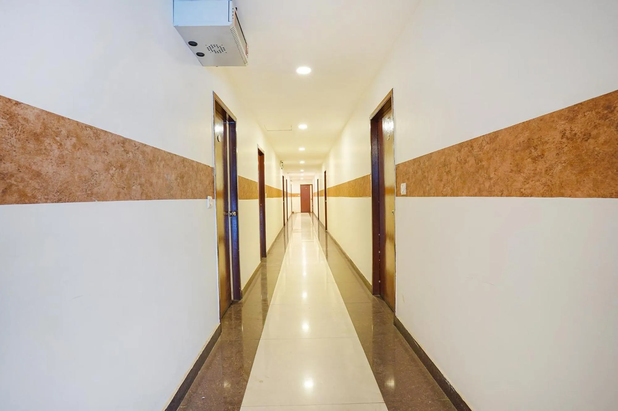 Lobby or reception in FabHotel Shreyas Inn - Kaikondrahalli Lake