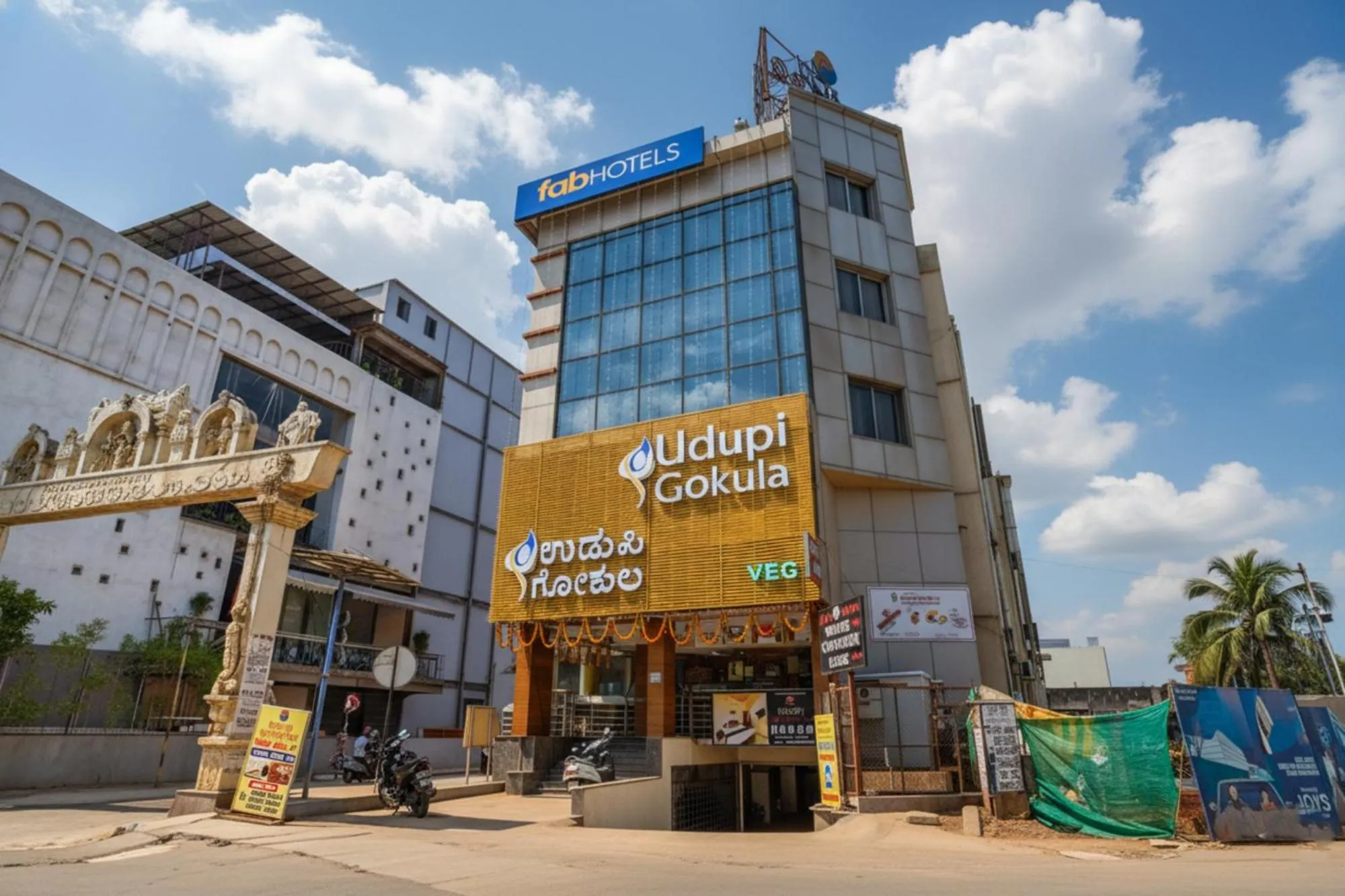 Facade/entrance in Via Shreyas Inn