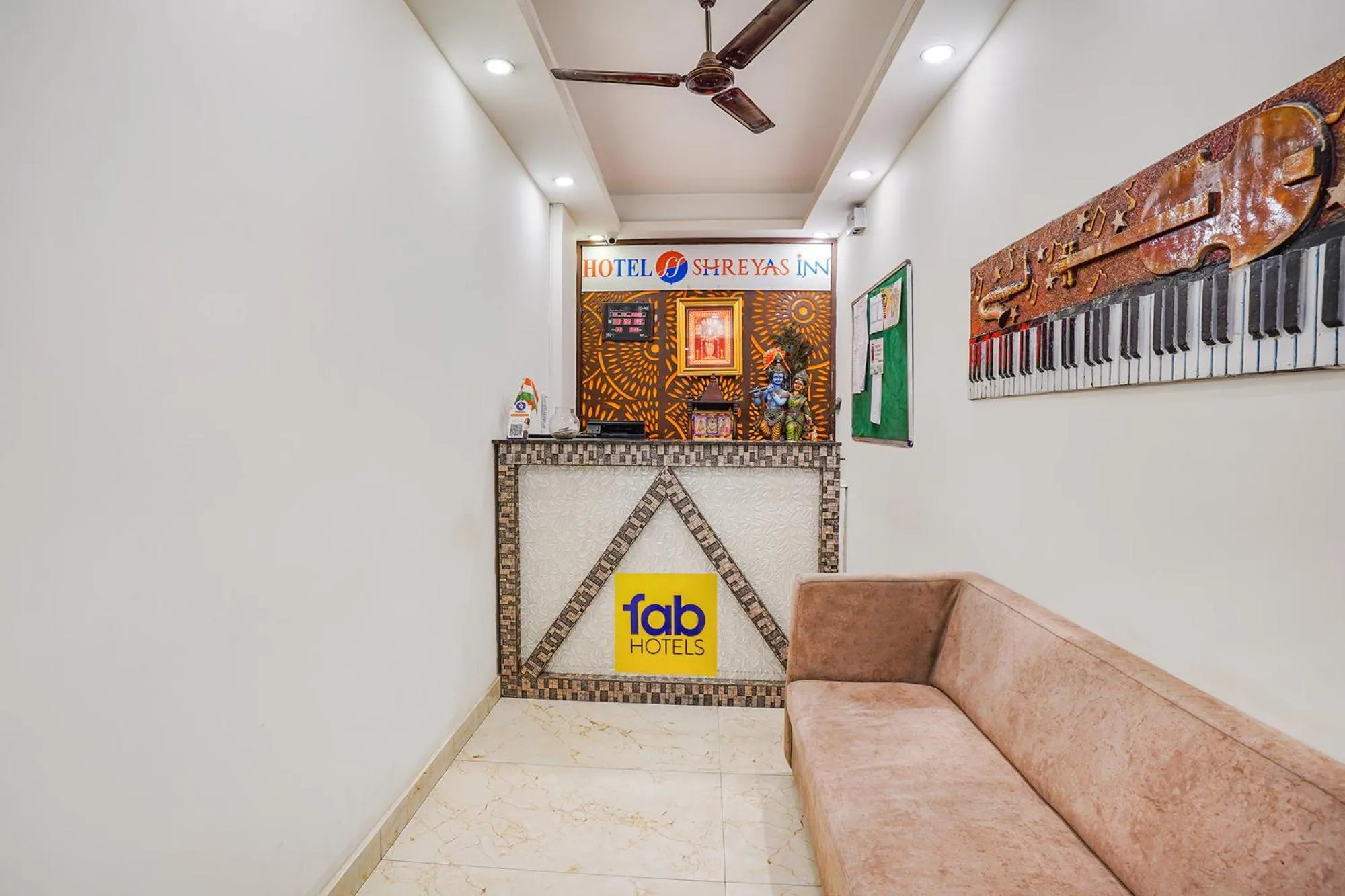 Lobby or reception in FabHotel Shreyas Inn - Kaikondrahalli Lake