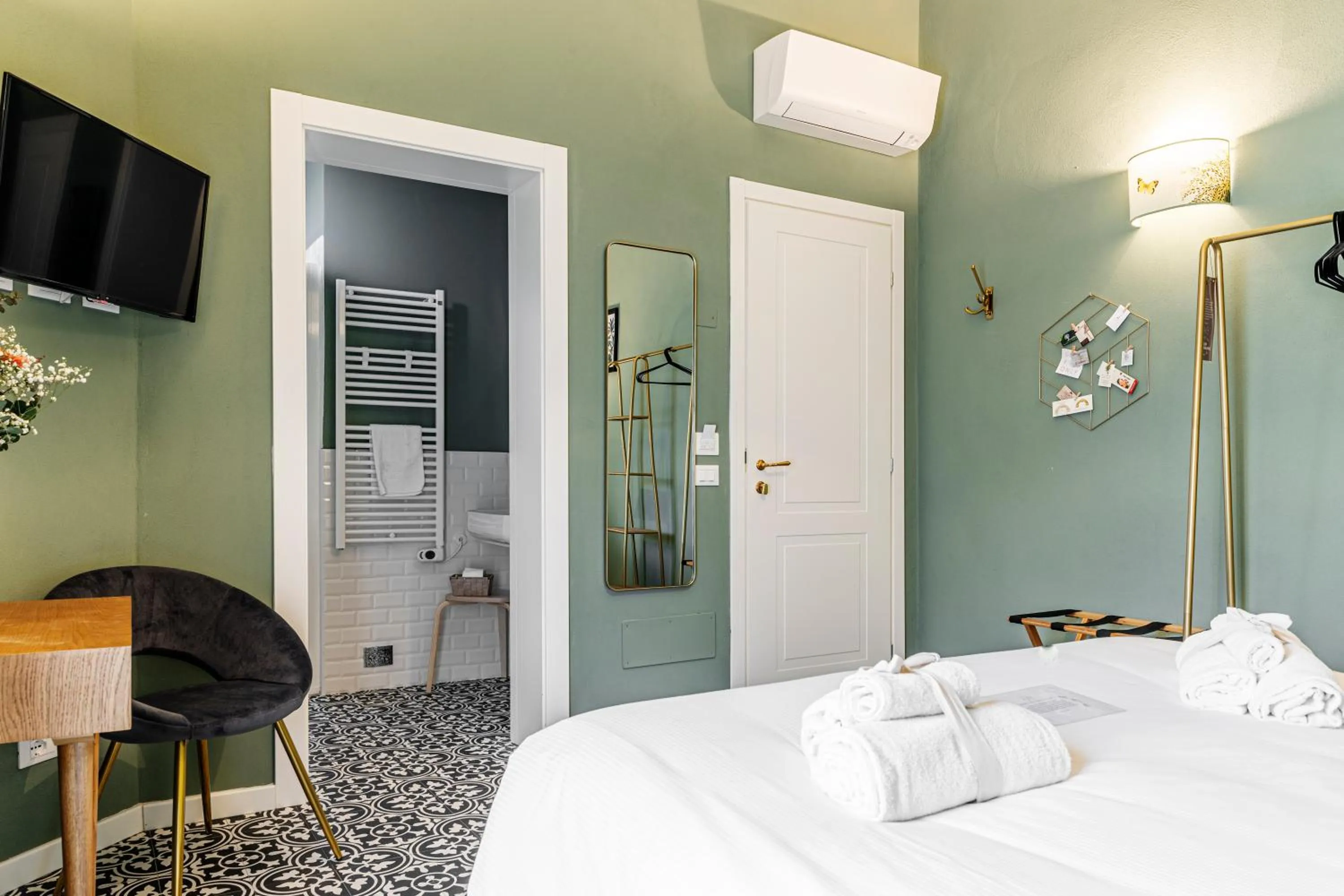 Photo of the whole room, Bed in La Lu cozy rooms 2