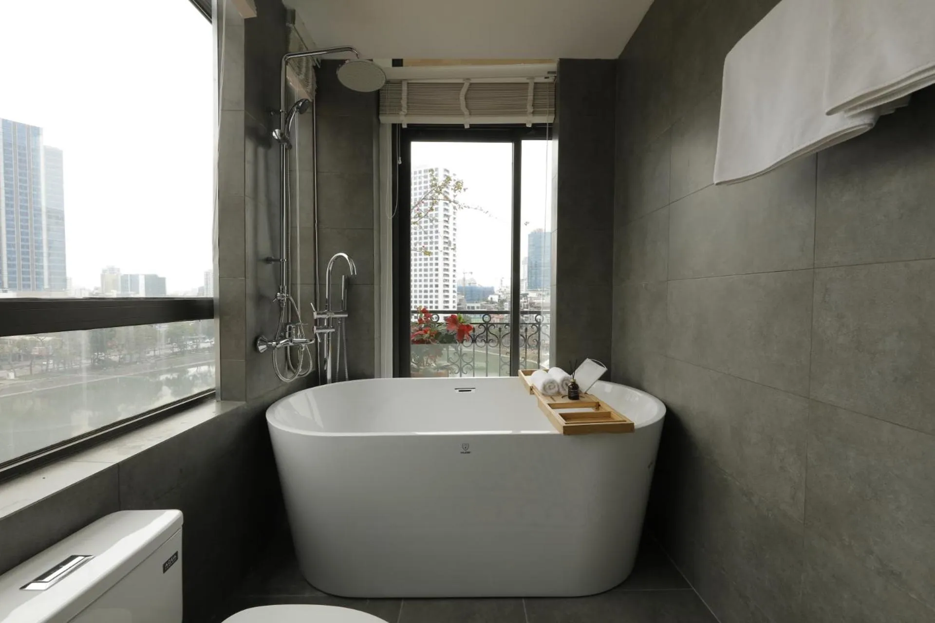 Bath in Mersey Central Hanoi Apart'Hotel