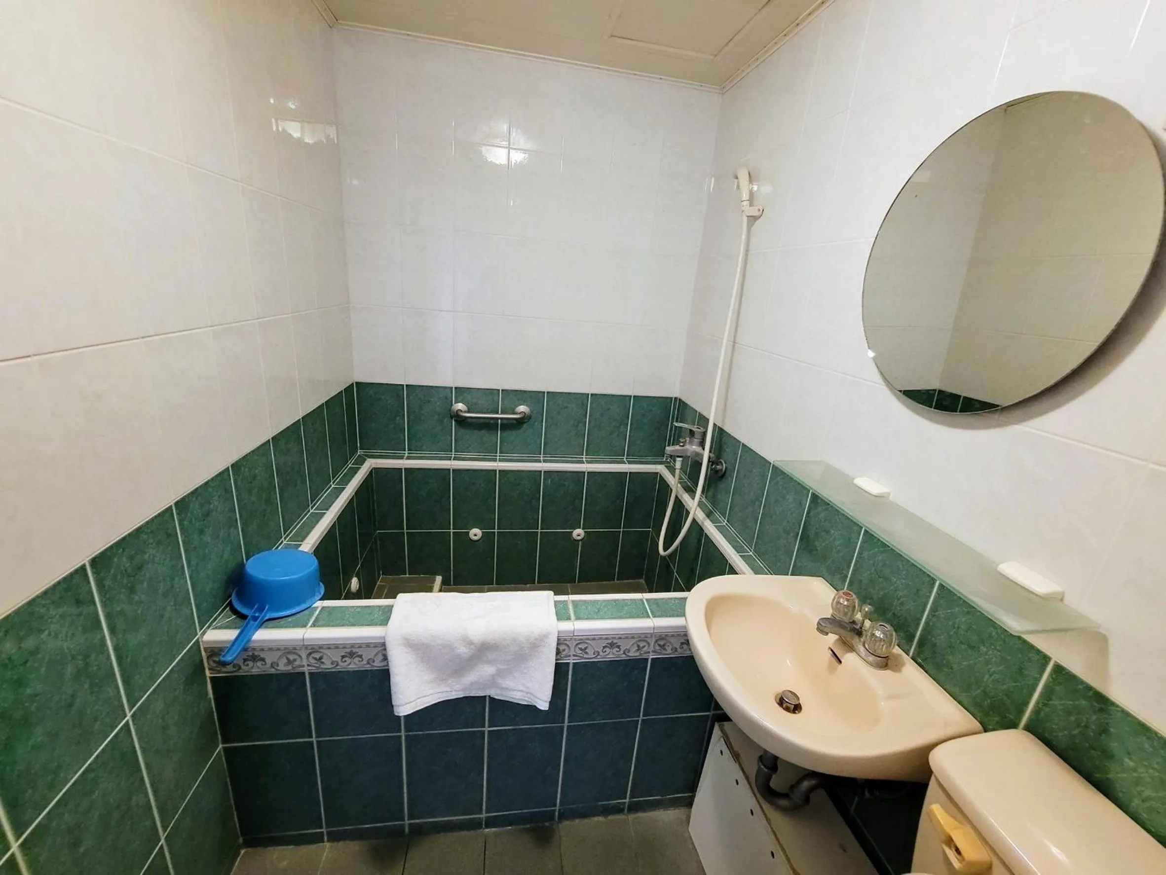 Shexia Liyu Hot Spring