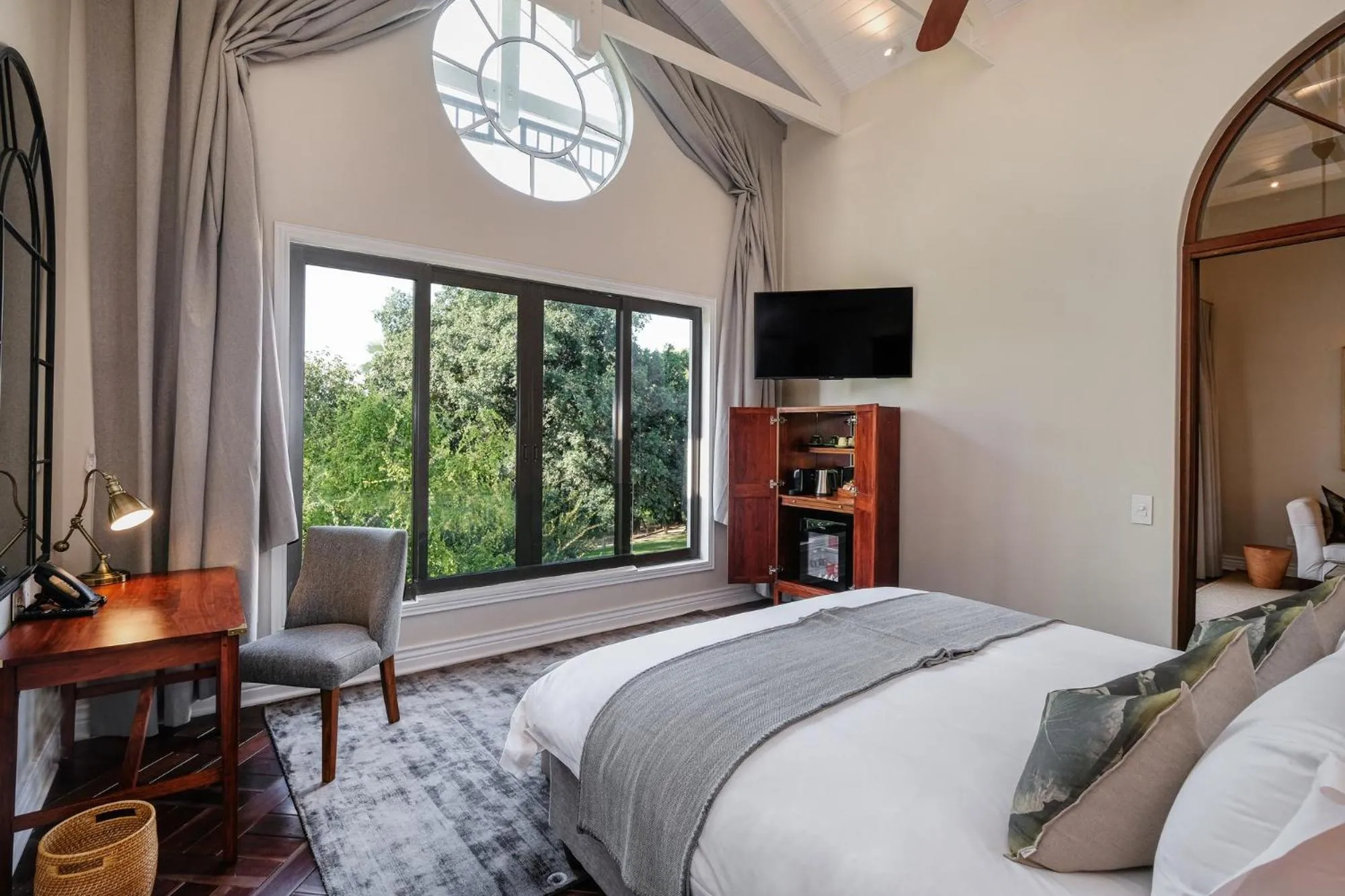 Photo of the whole room, Bed in Palm River Hotel