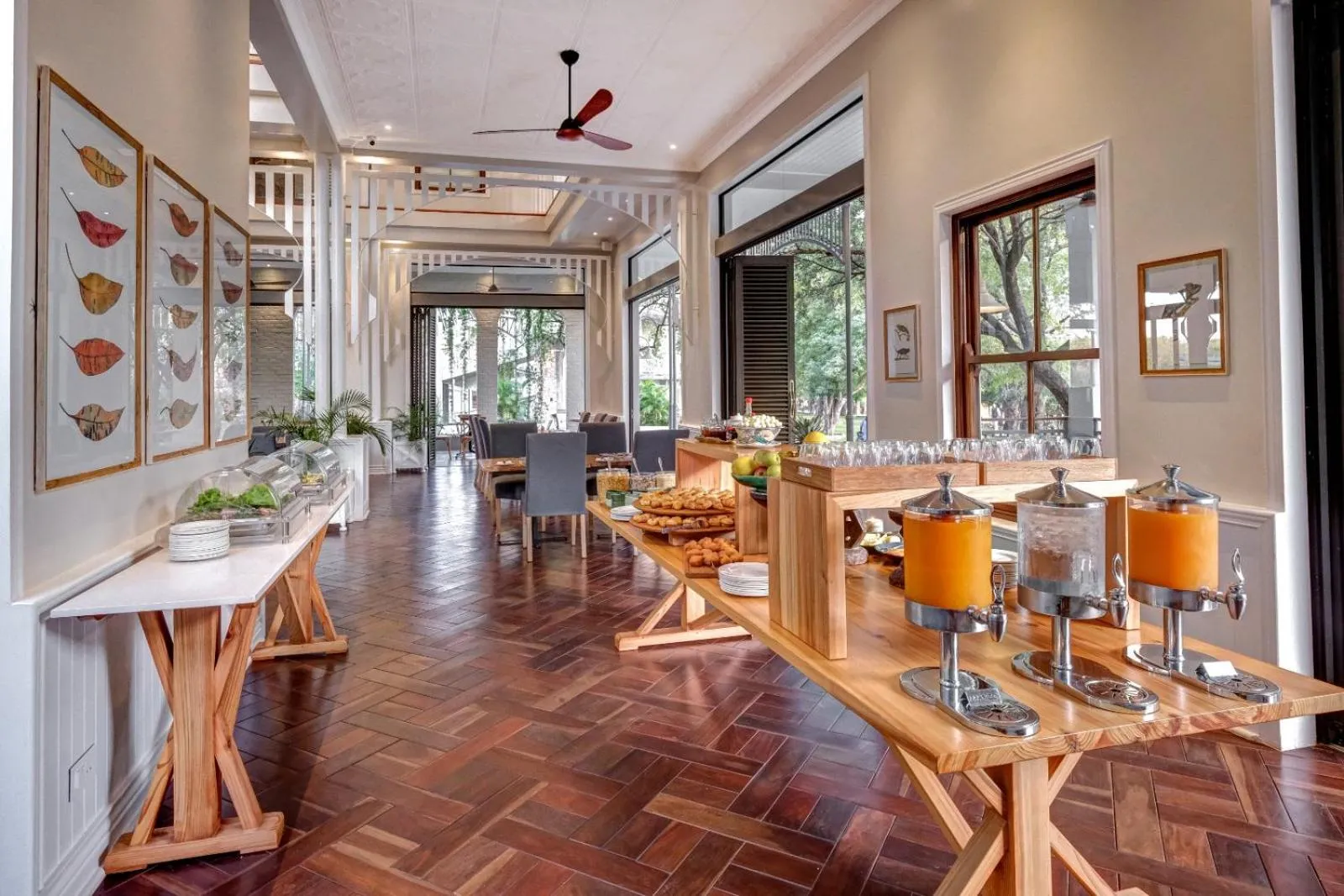 Restaurant/places to eat in Palm River Hotel