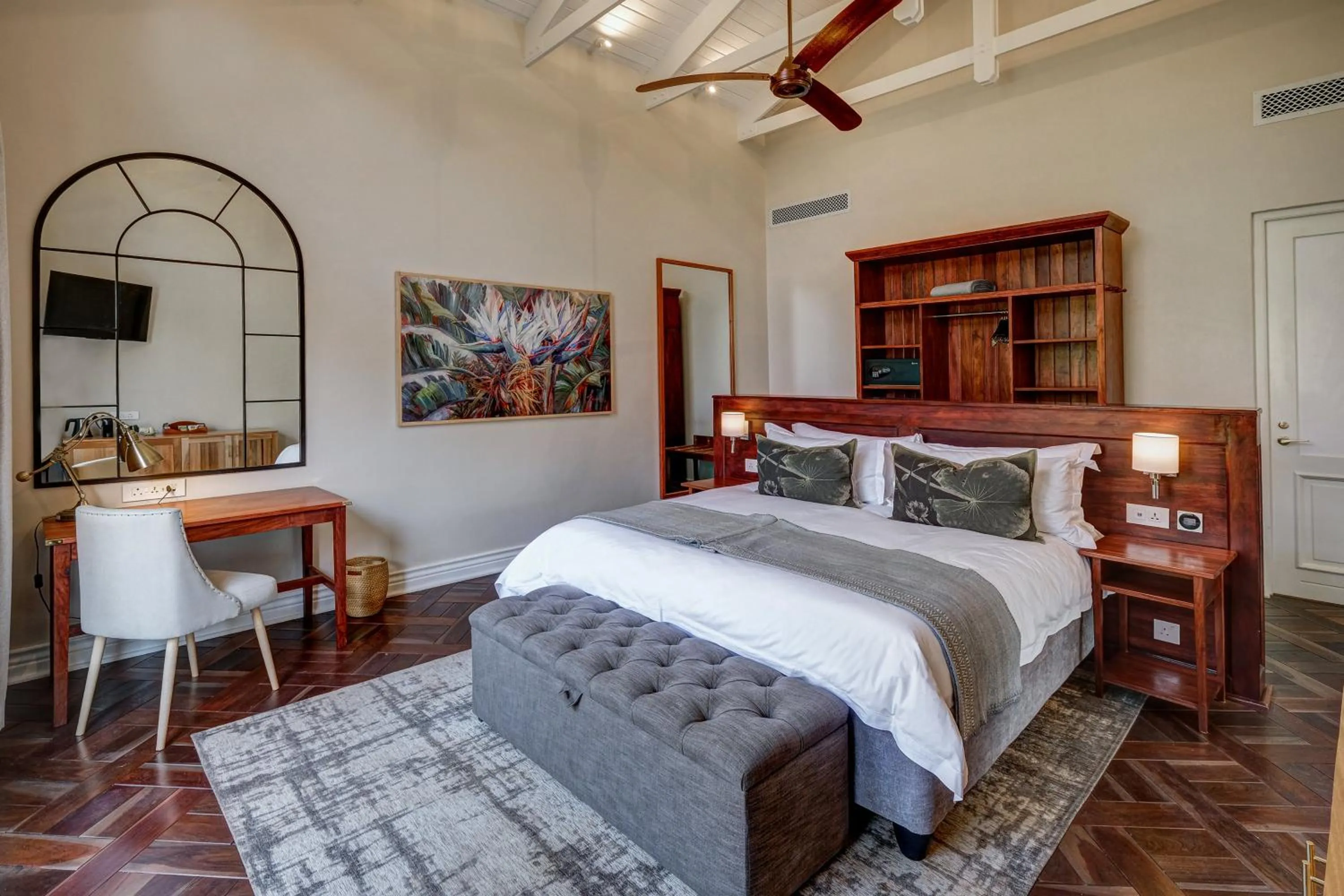 Photo of the whole room, Bed in Palm River Hotel