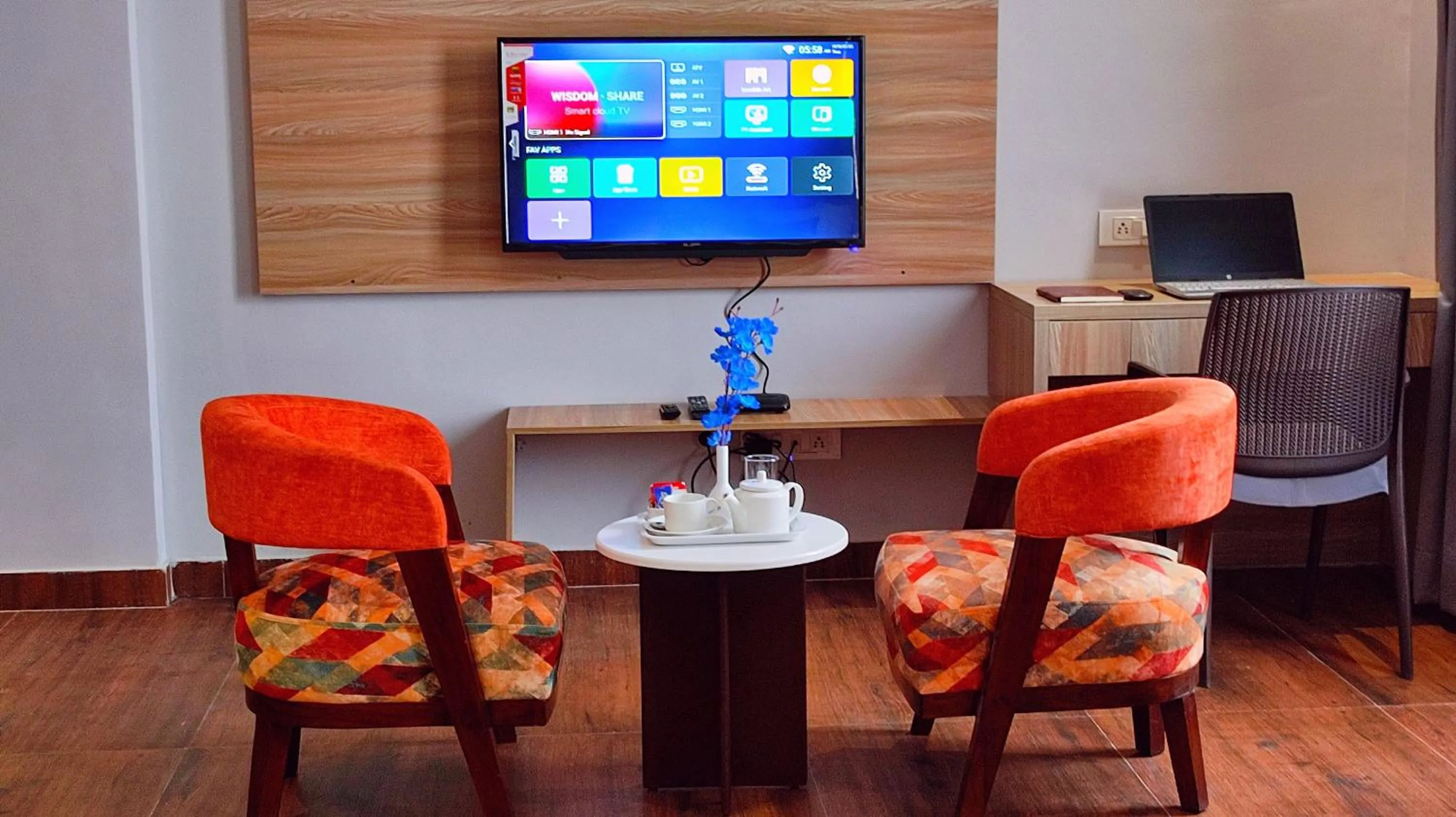 Communal lounge/ TV room in ShriGo Hotel Nathdwara