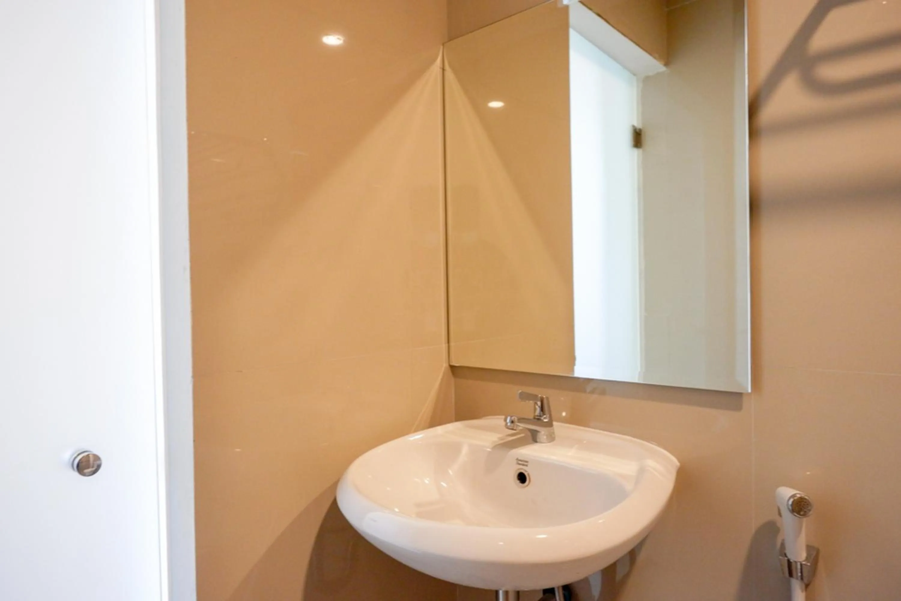 Bathroom in RedDoorz Plus near Solo Baru