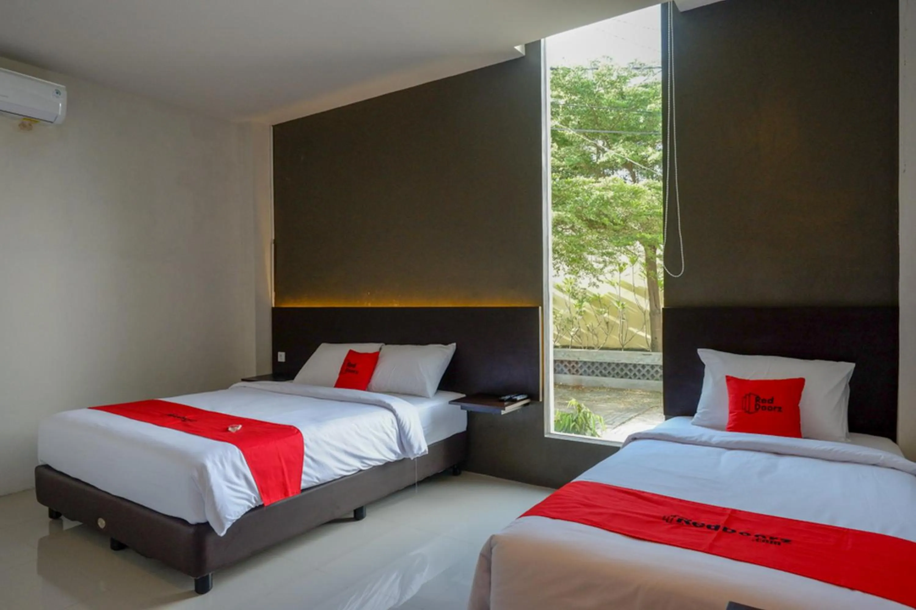 Bedroom, Bed in RedDoorz Plus near Solo Baru