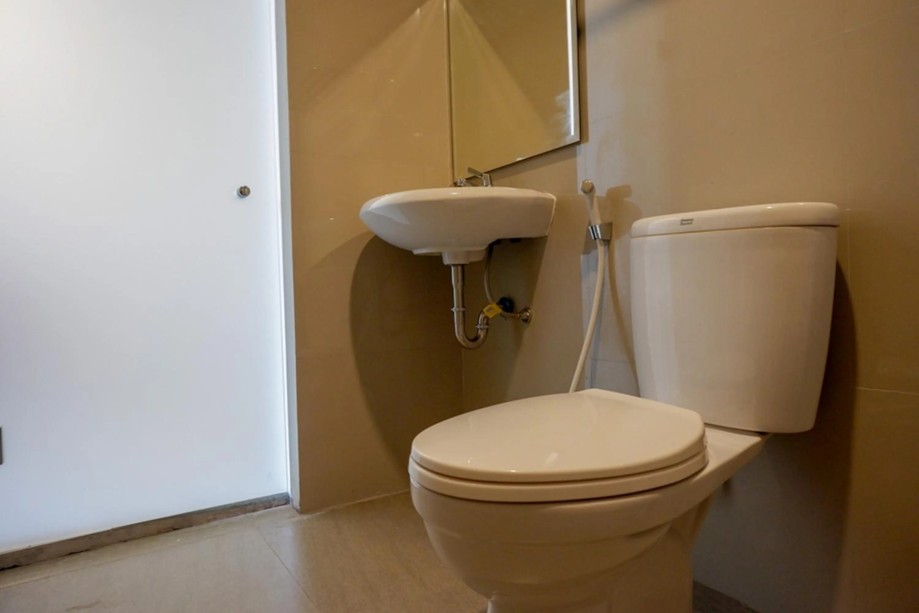 Bathroom in RedDoorz Plus near Solo Baru