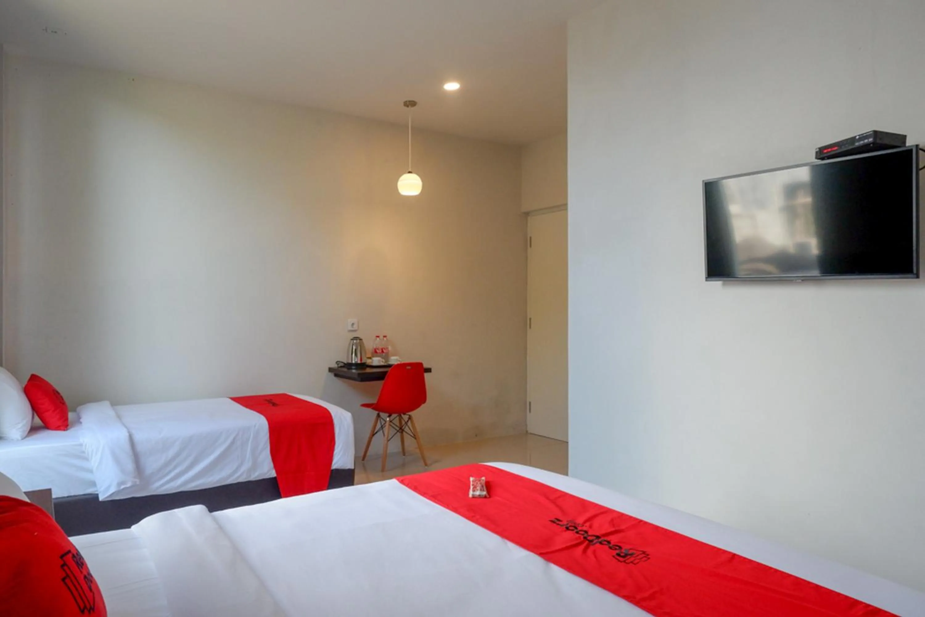 Bedroom, Bed in RedDoorz Plus near Solo Baru