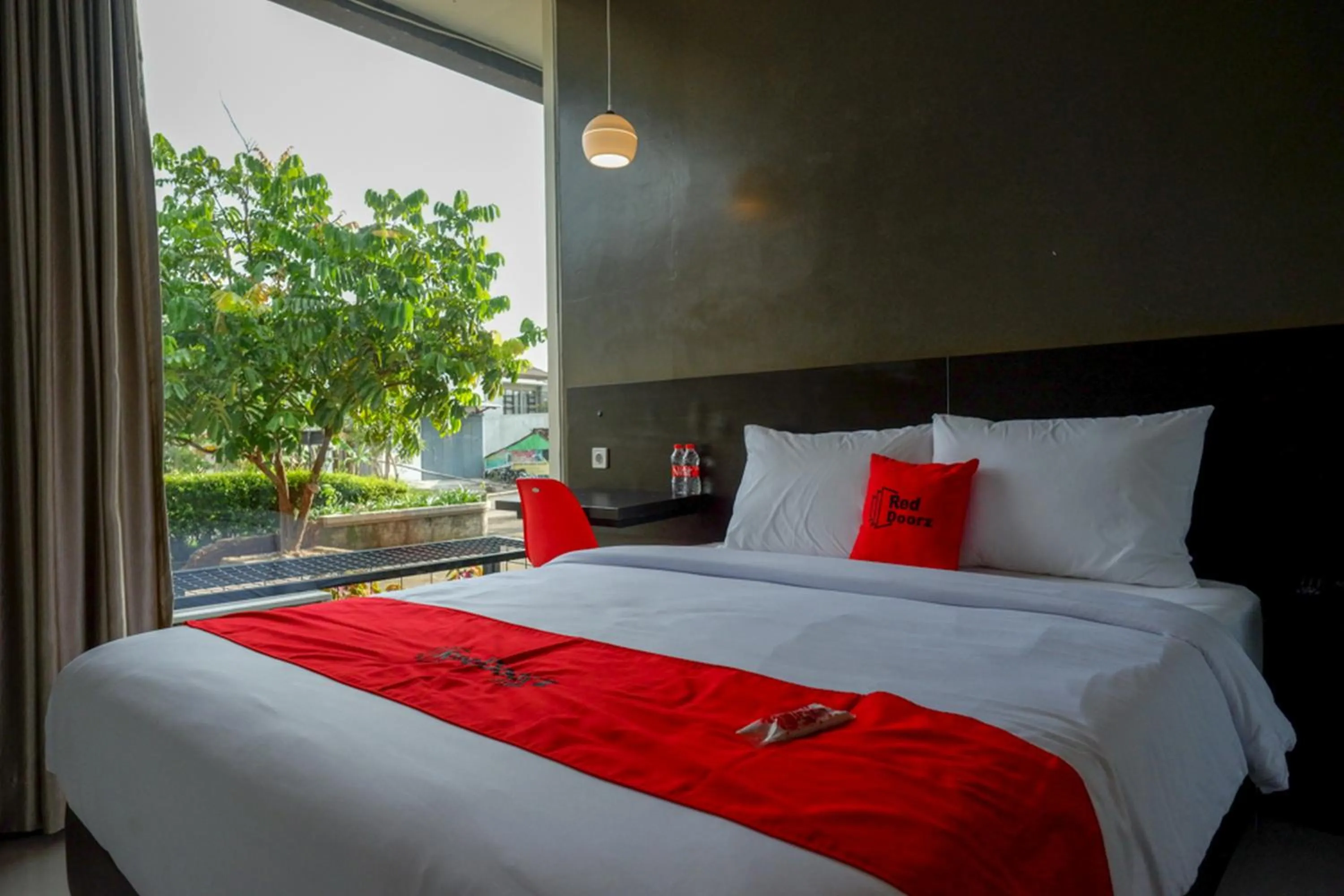 Bedroom, Bed in RedDoorz Plus near Solo Baru