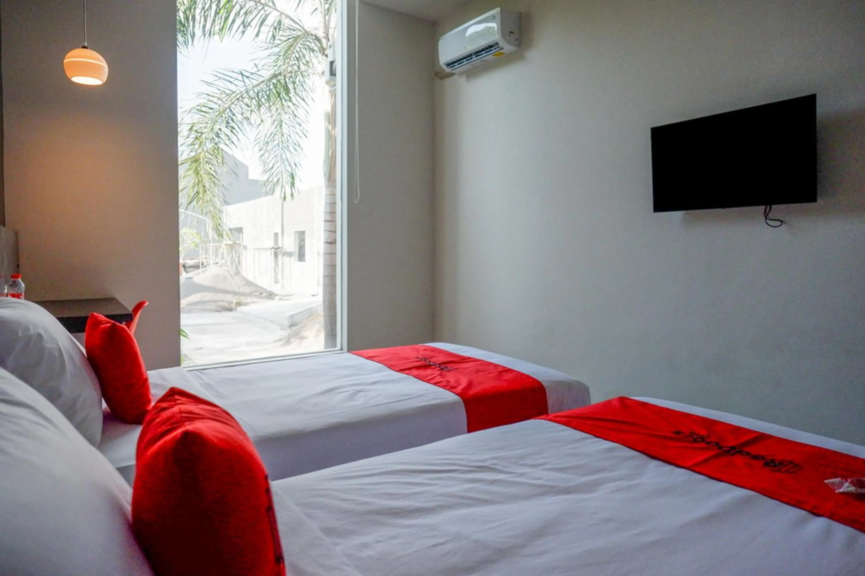 Bedroom, Bed in RedDoorz Plus near Solo Baru