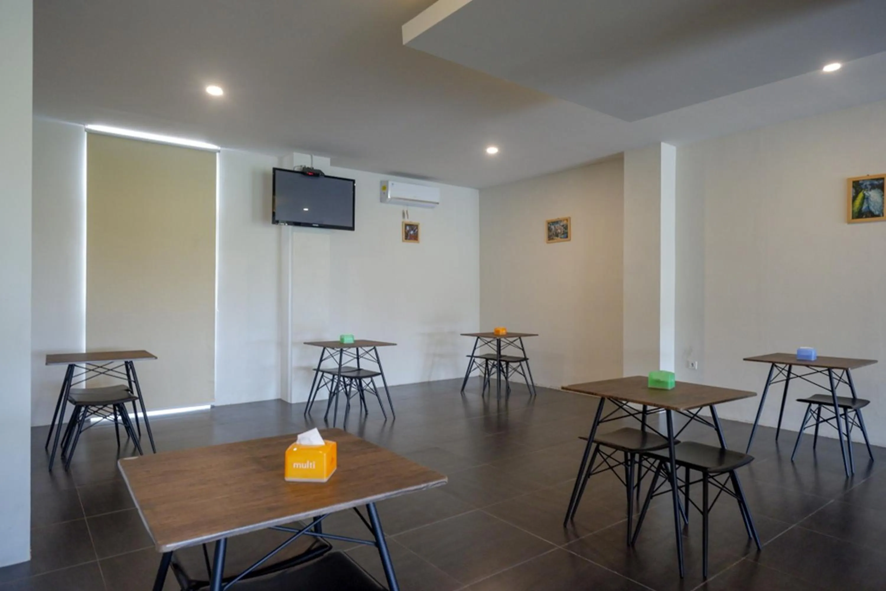 Restaurant/places to eat in RedDoorz Plus near Solo Baru