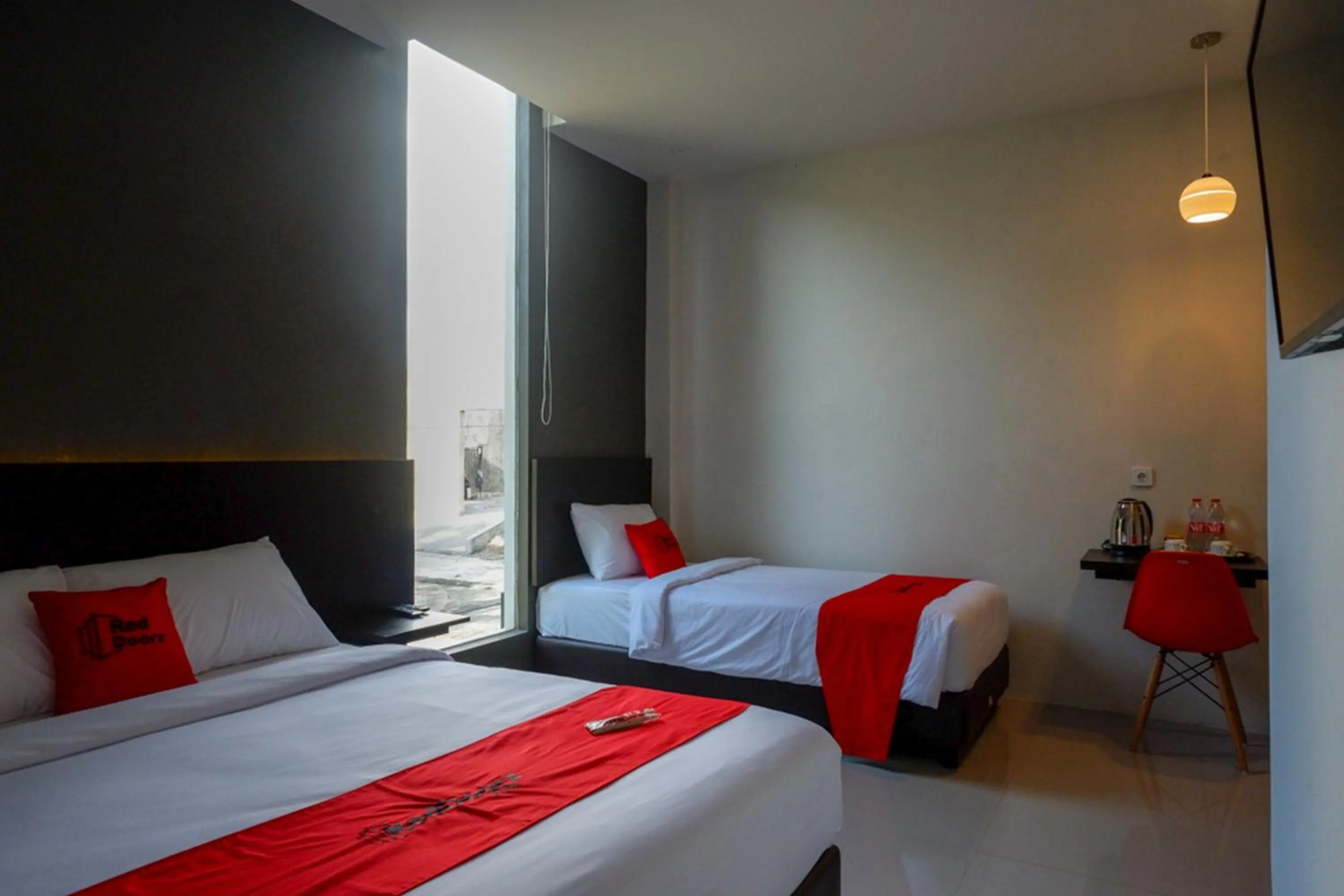 Bedroom, Bed in RedDoorz Plus near Solo Baru