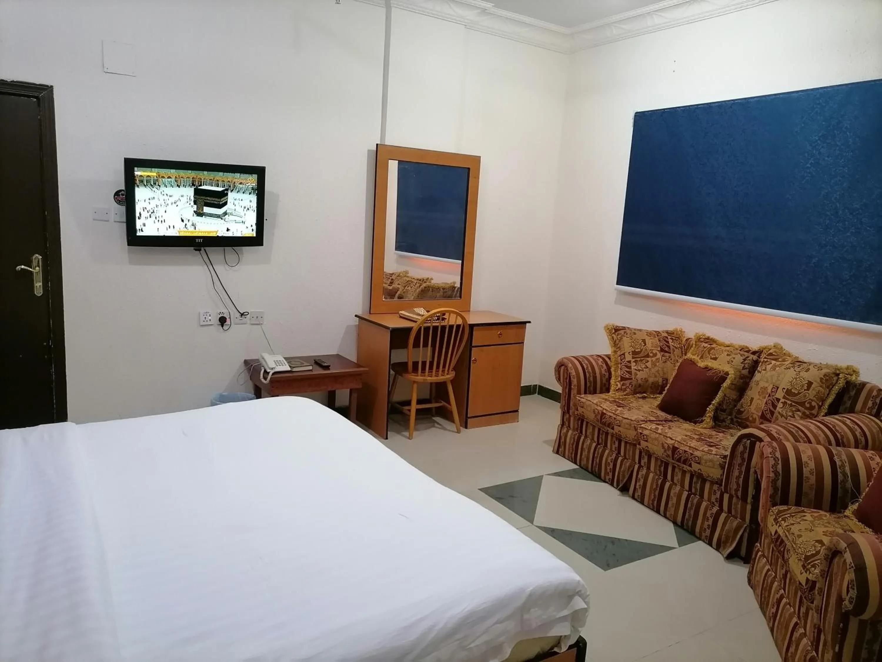 Photo of the whole room, Bed in Golden Quba 1