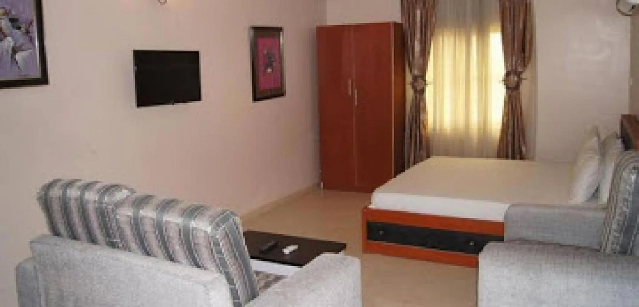 Communal lounge/ TV room, Bed in Royal View Hotel and Suites - Standard