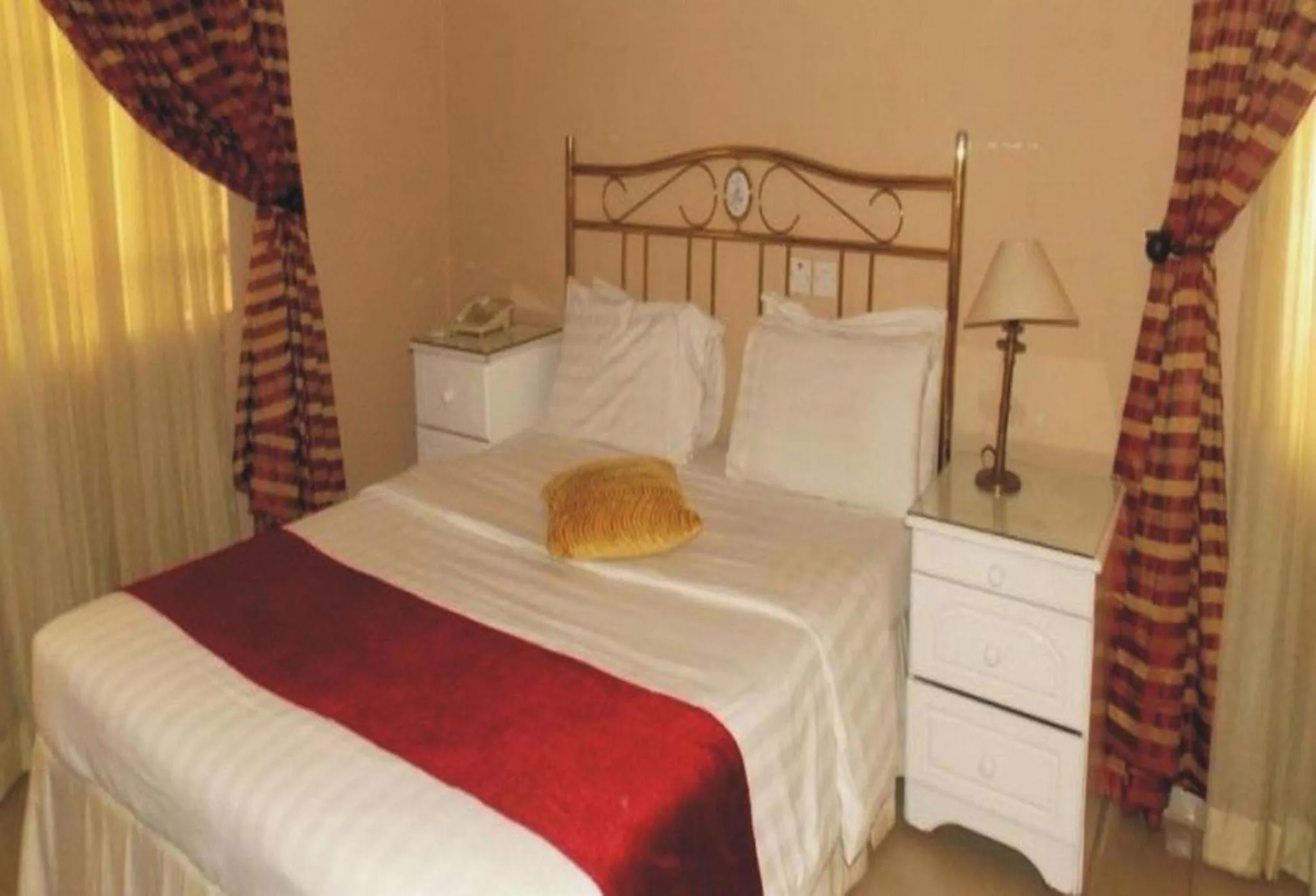 Bed in Room in Lodge - Ambassadors Hotel Ikoyi