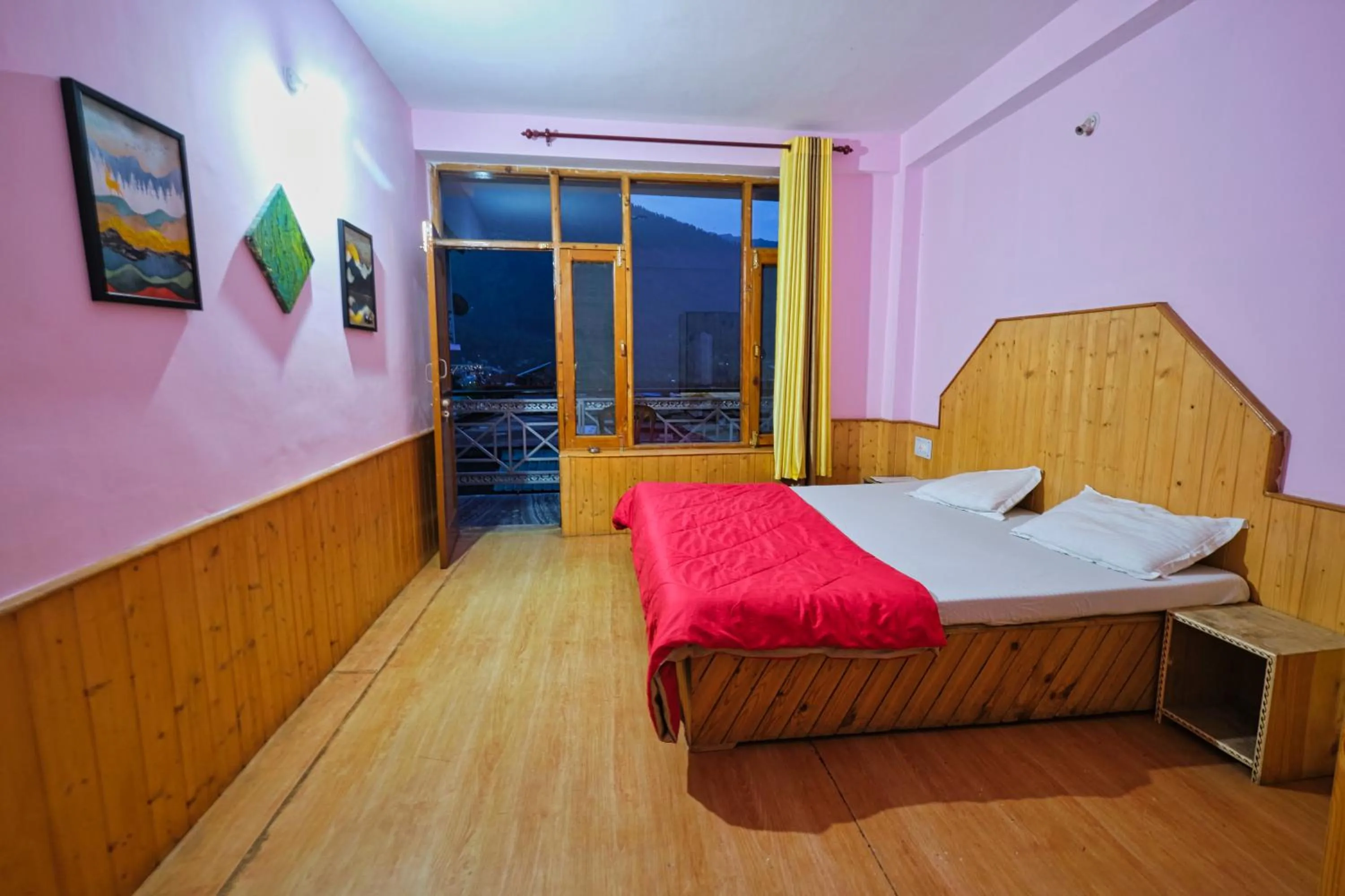 Photo of the whole room in Voyageur Nest