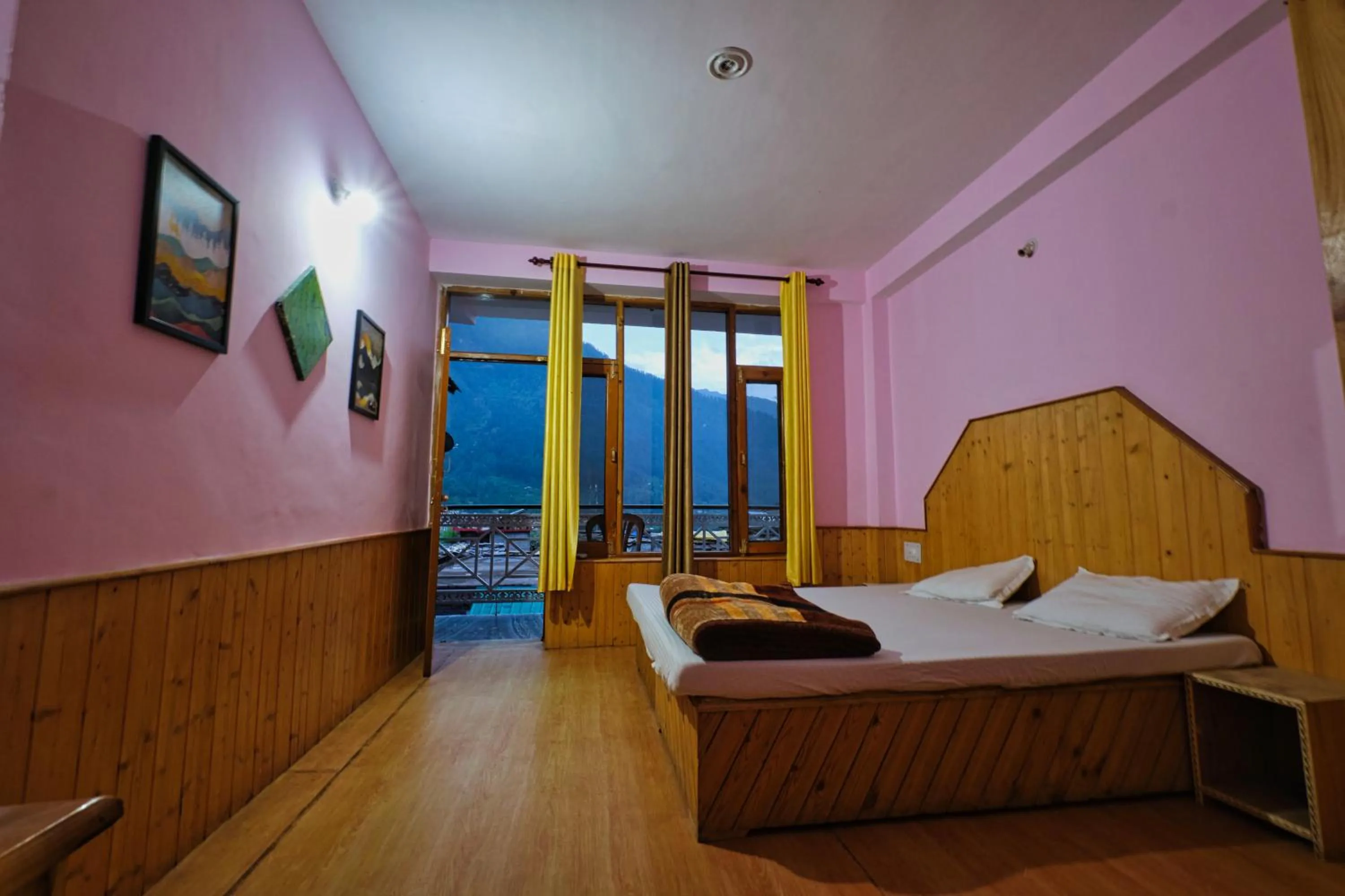 Photo of the whole room in Voyageur Nest