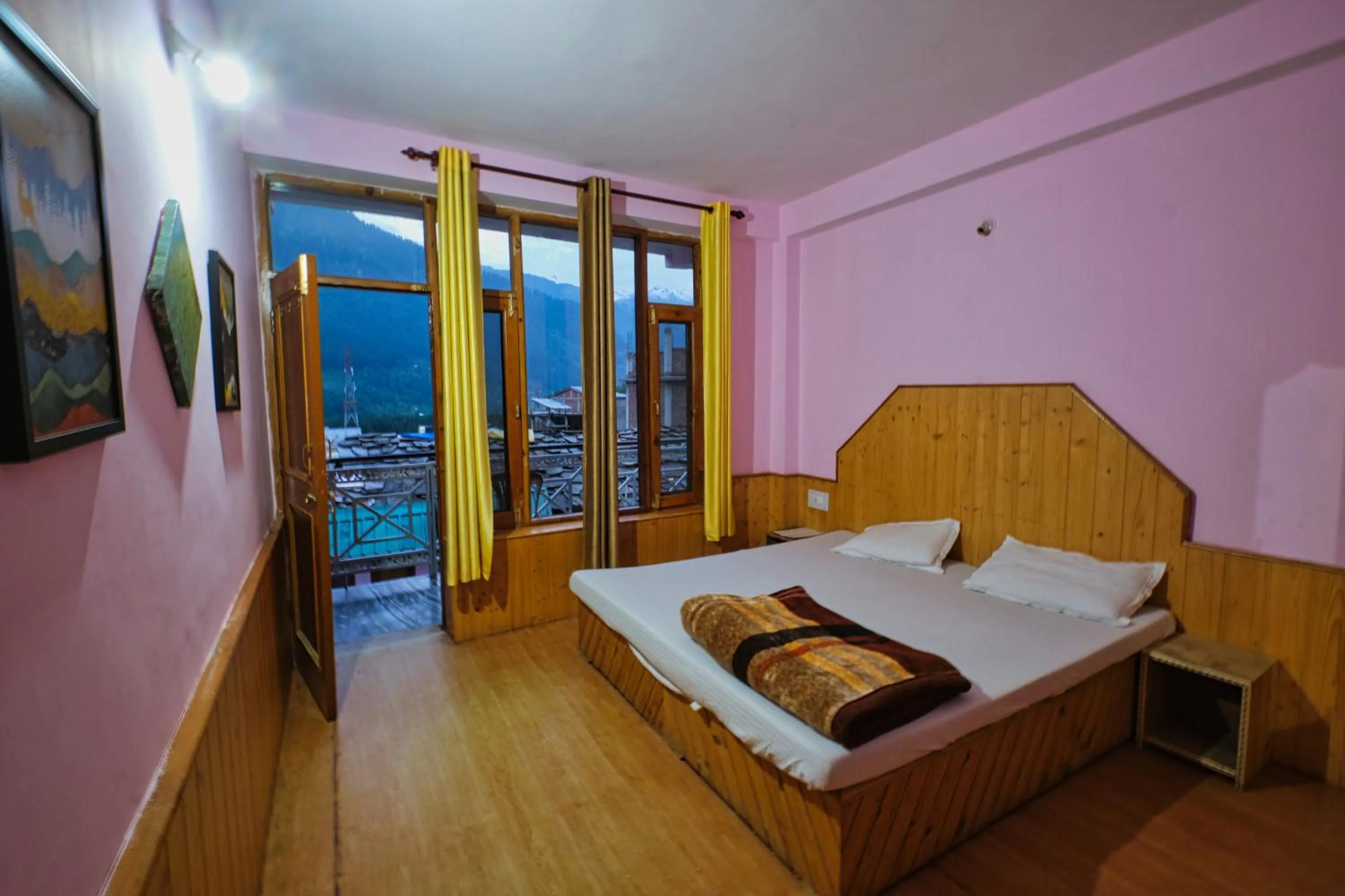 Photo of the whole room in Voyageur Nest