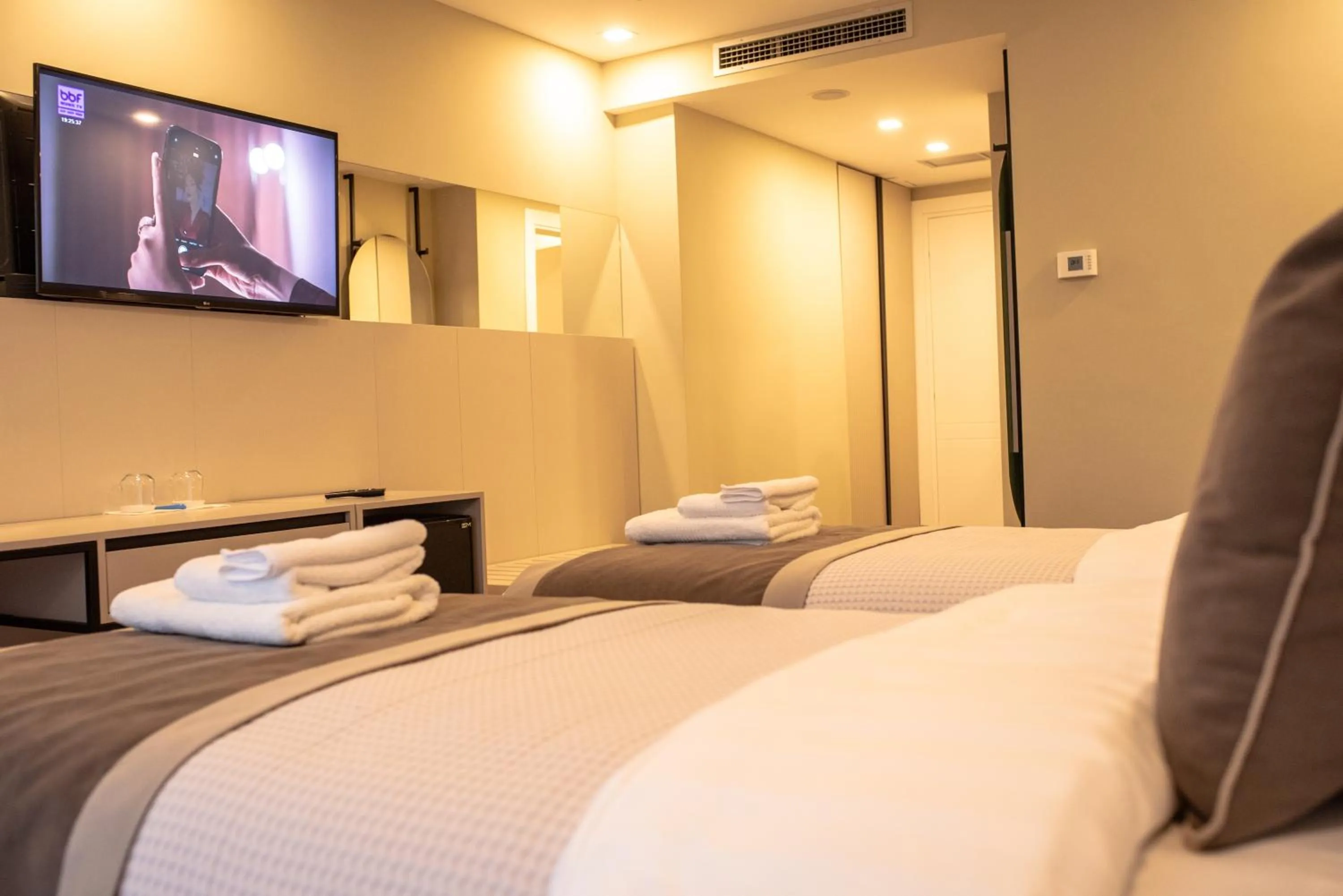 Photo of the whole room, Bed in Royal East Resort