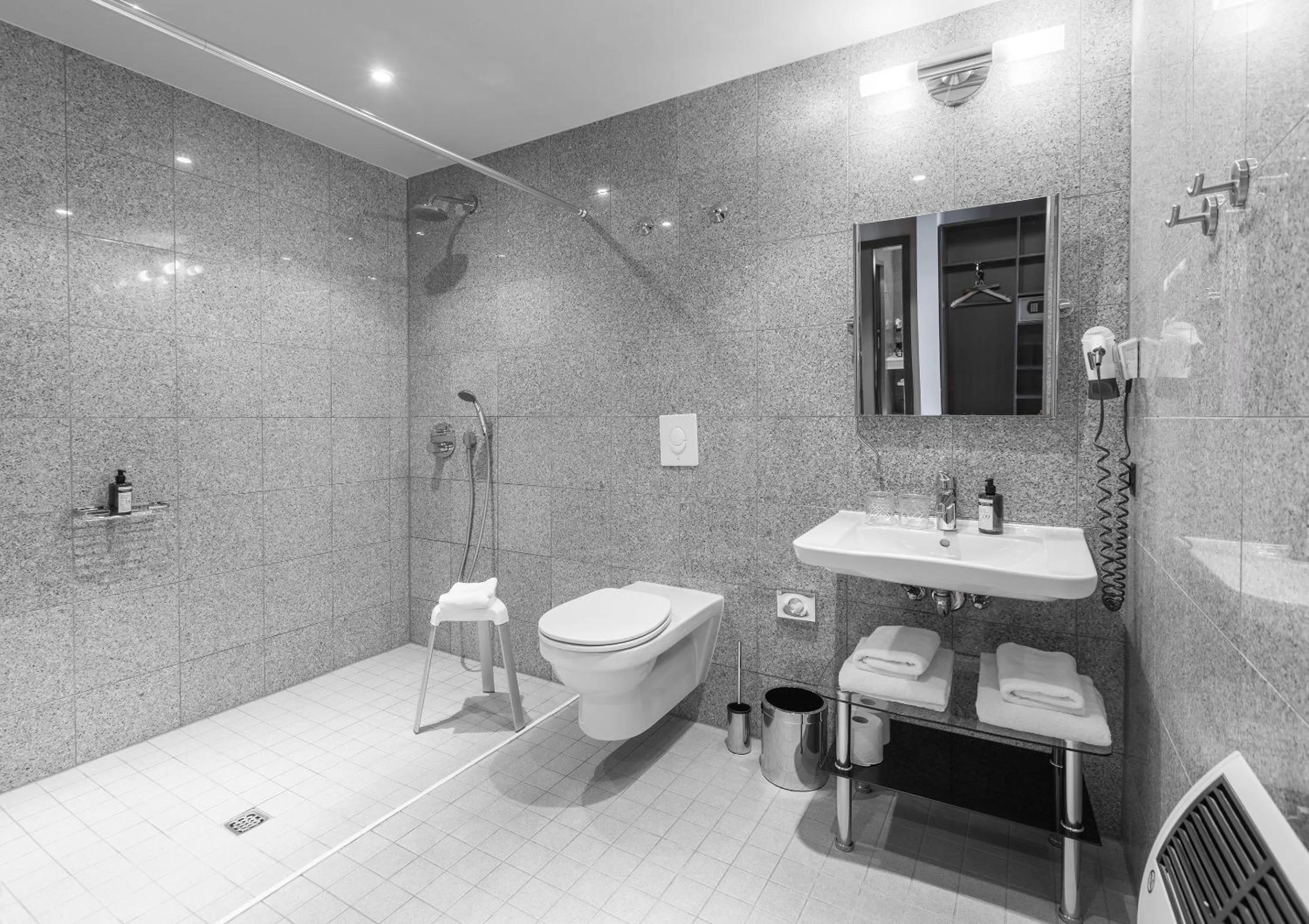 Shower in TITANIC Comfort Kurfürstendamm