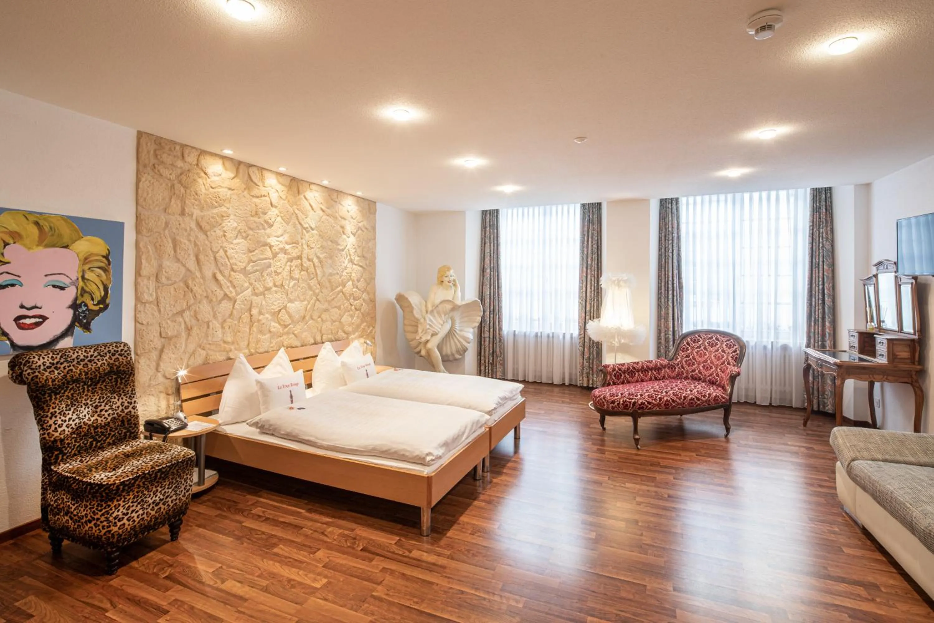 Bed in Hotel Roter Turm