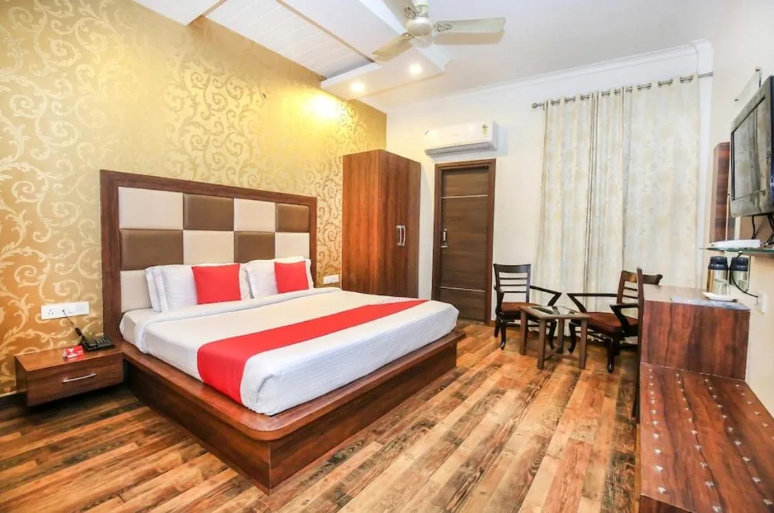 Bed in Hotel Hollywood Heights near Railway station