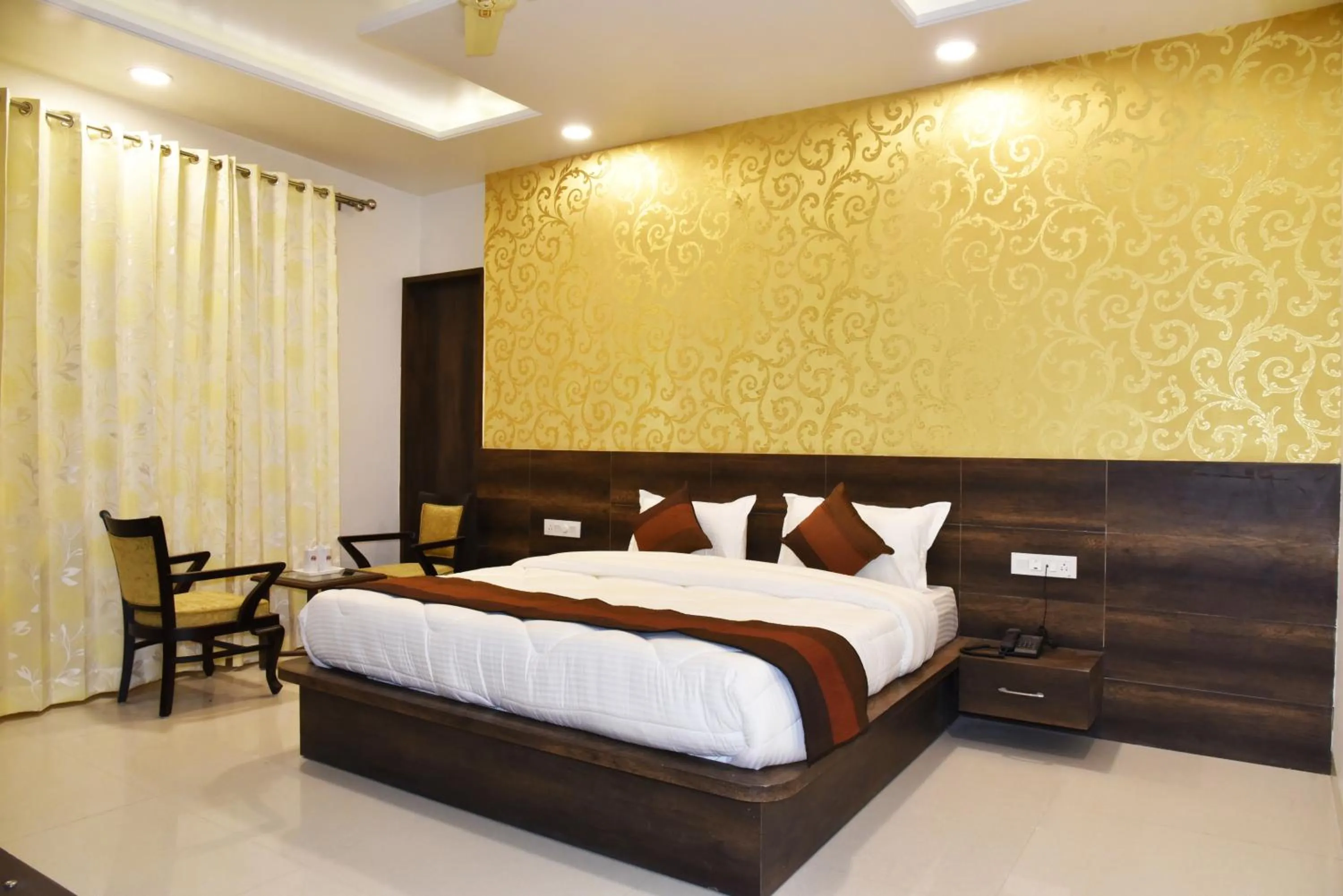 Bed in Hotel Hollywood Heights near Railway station