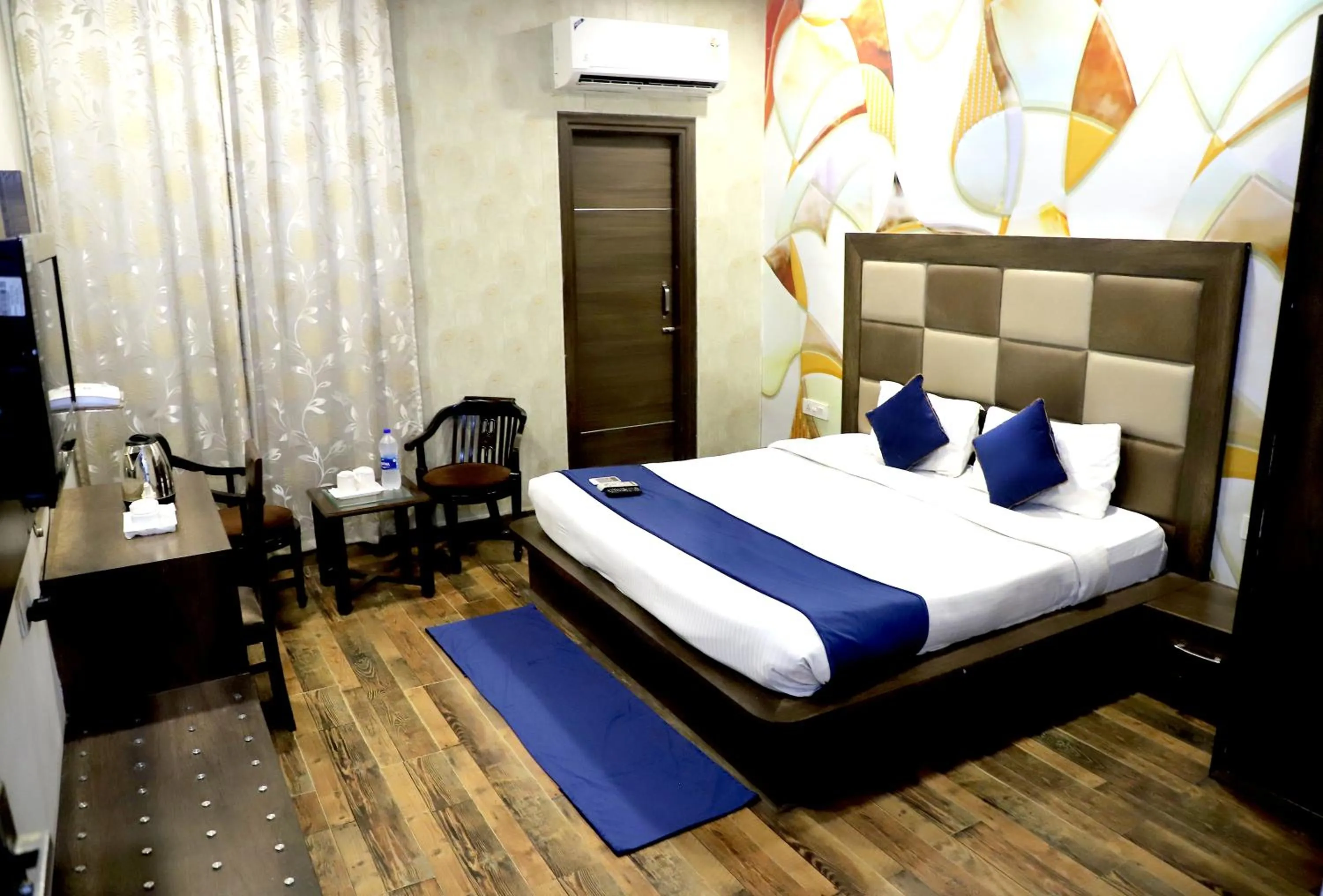 Bed in Hotel Hollywood Heights near Railway station