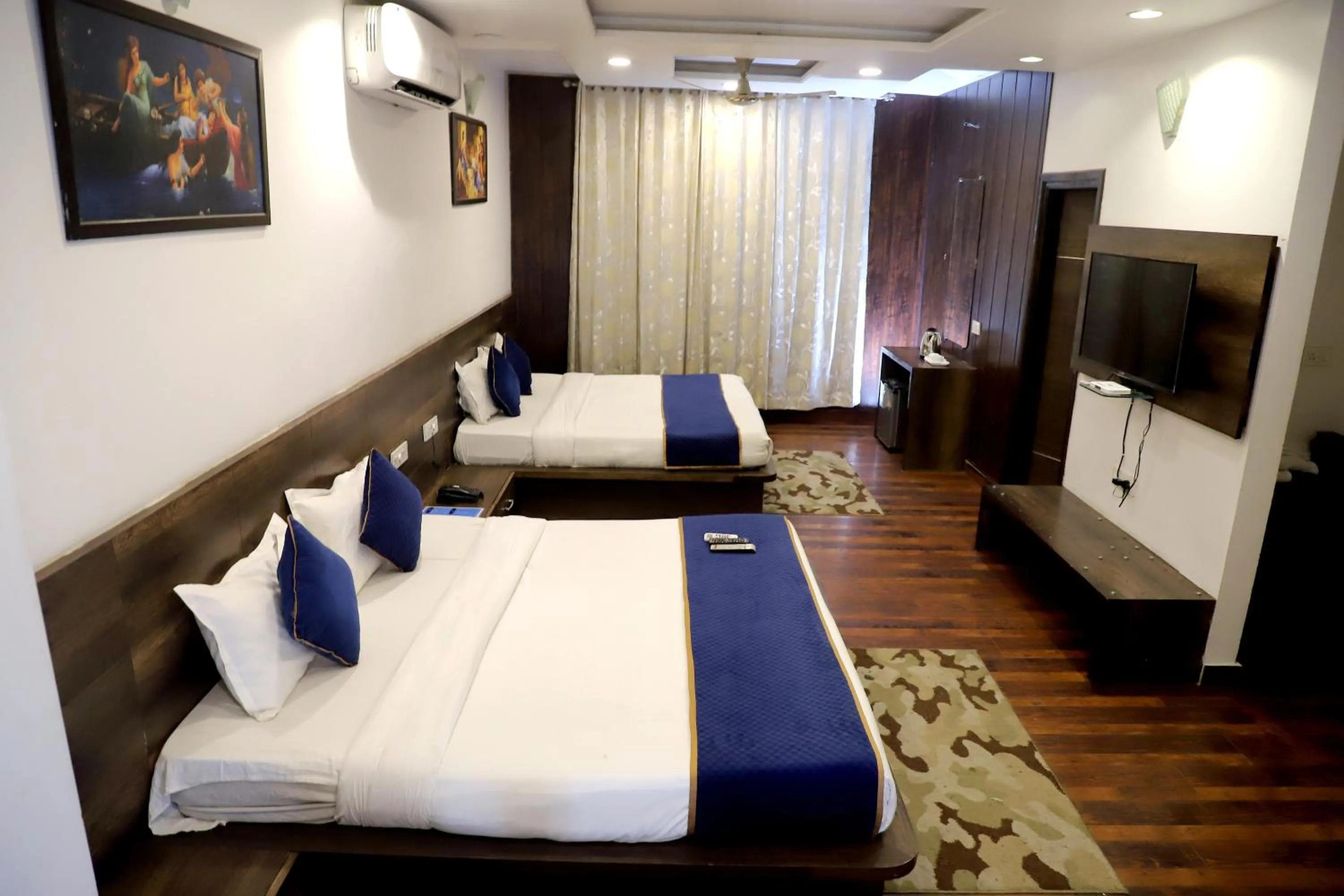 Bed in Hotel Hollywood Heights near Railway station