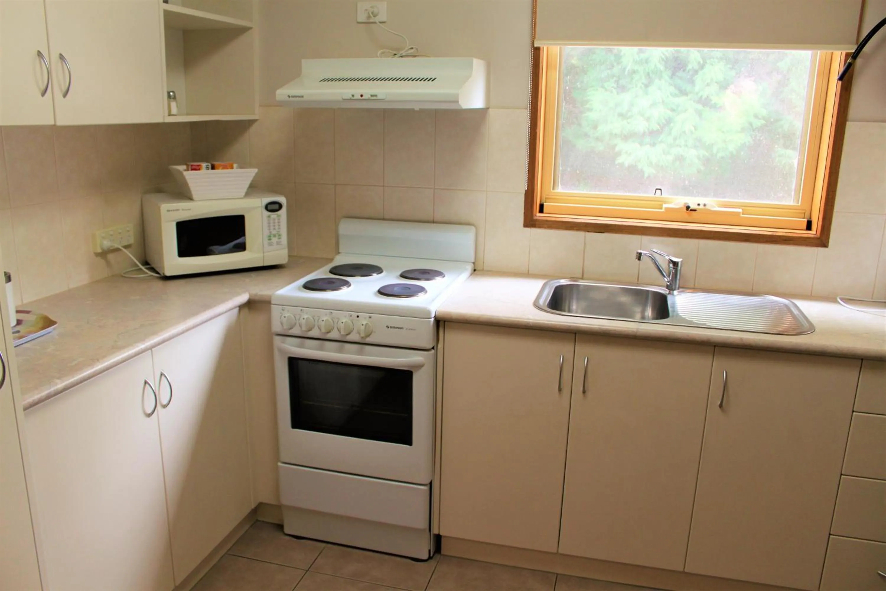 Kitchen or kitchenette in Ballarat Eureka Lodge Motel