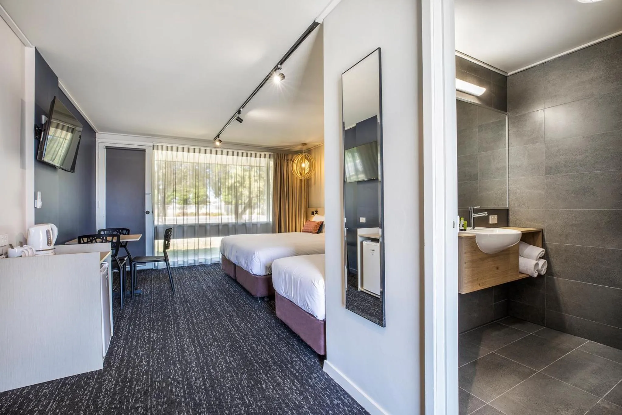 Bathroom, Bed in Nightcap at Gateway Hotel