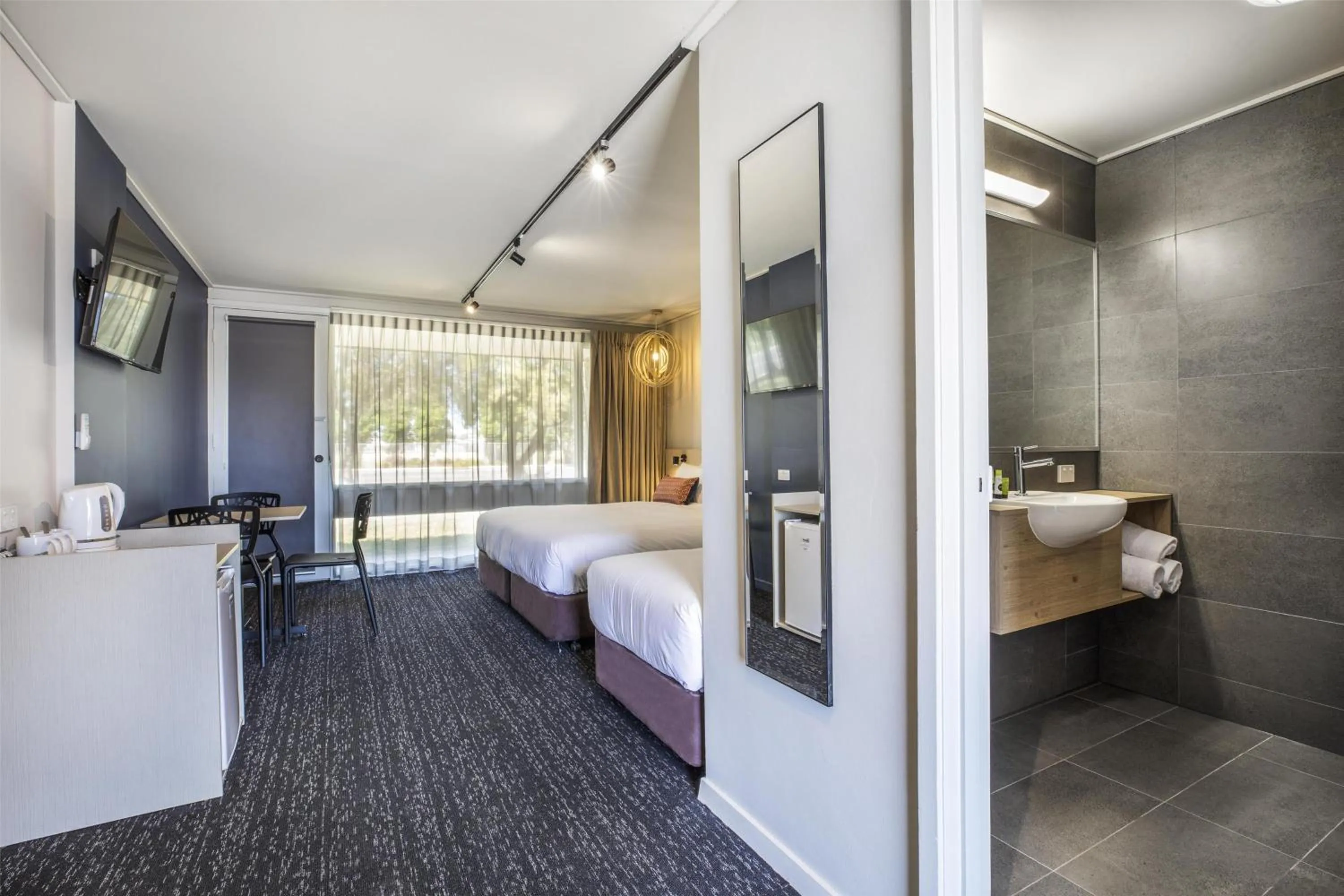 Bedroom, Bed in Nightcap at Gateway Hotel