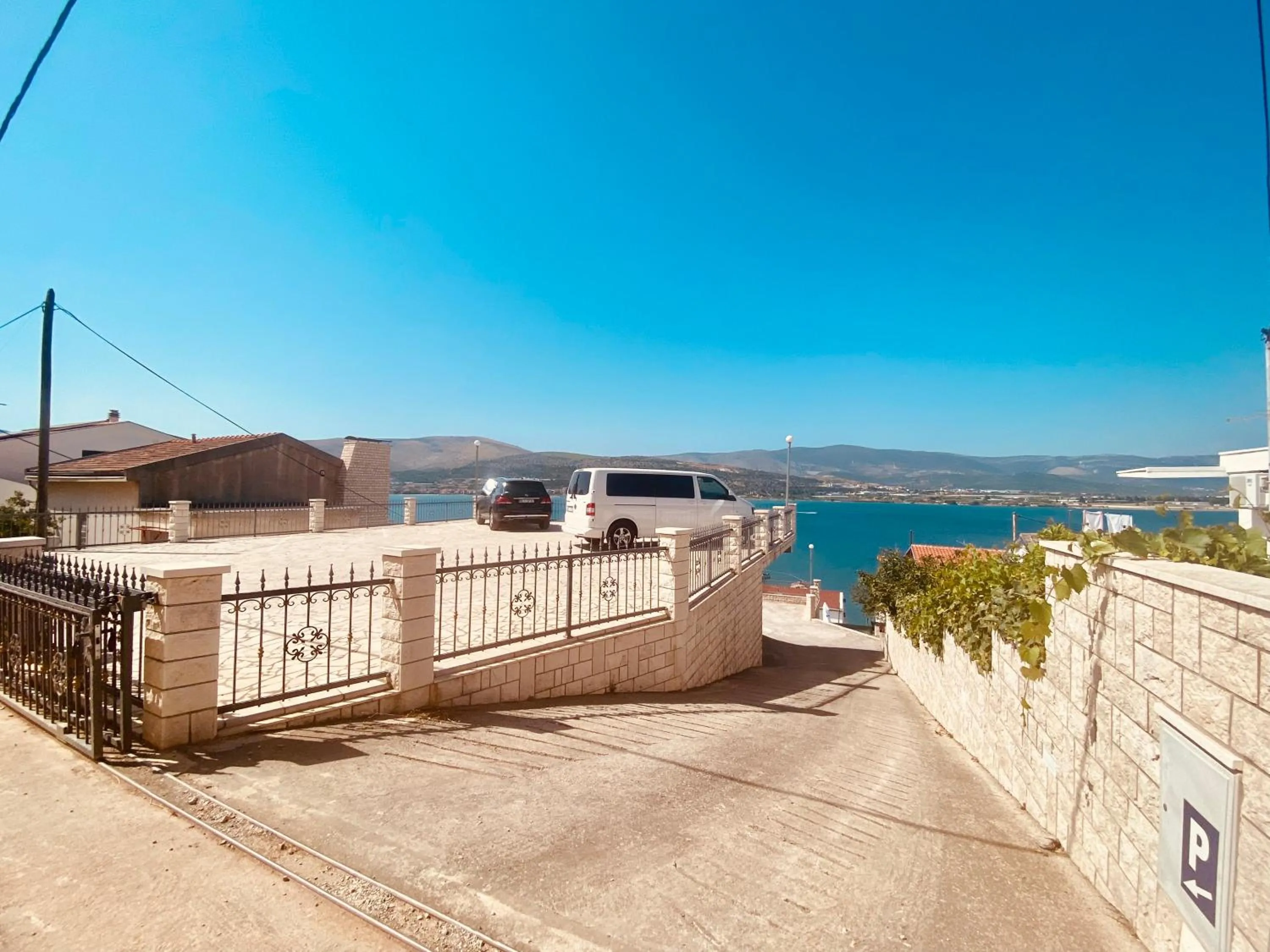 Parking in Hotel Buenavista Beach House Trogir
