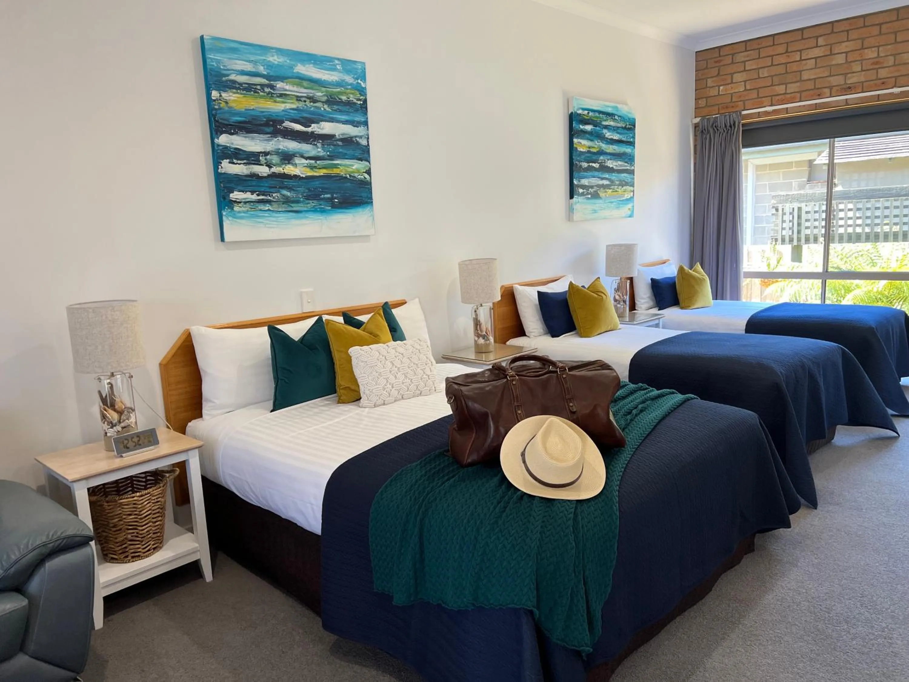 Deluxe Quadruple Room in Coastal Waters Motor Inn