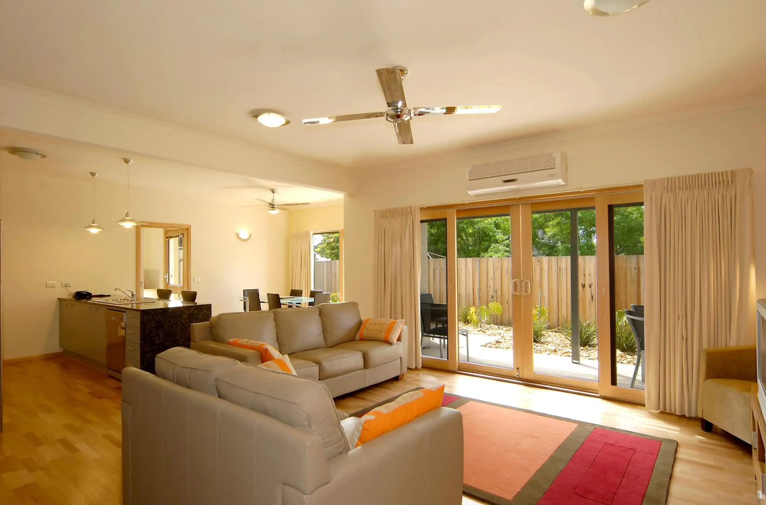 Deluxe Three-Bedroom Apartment in The Lakes Apartments Deluxe Three-Bedroom Apartment in The Lakes Apartments