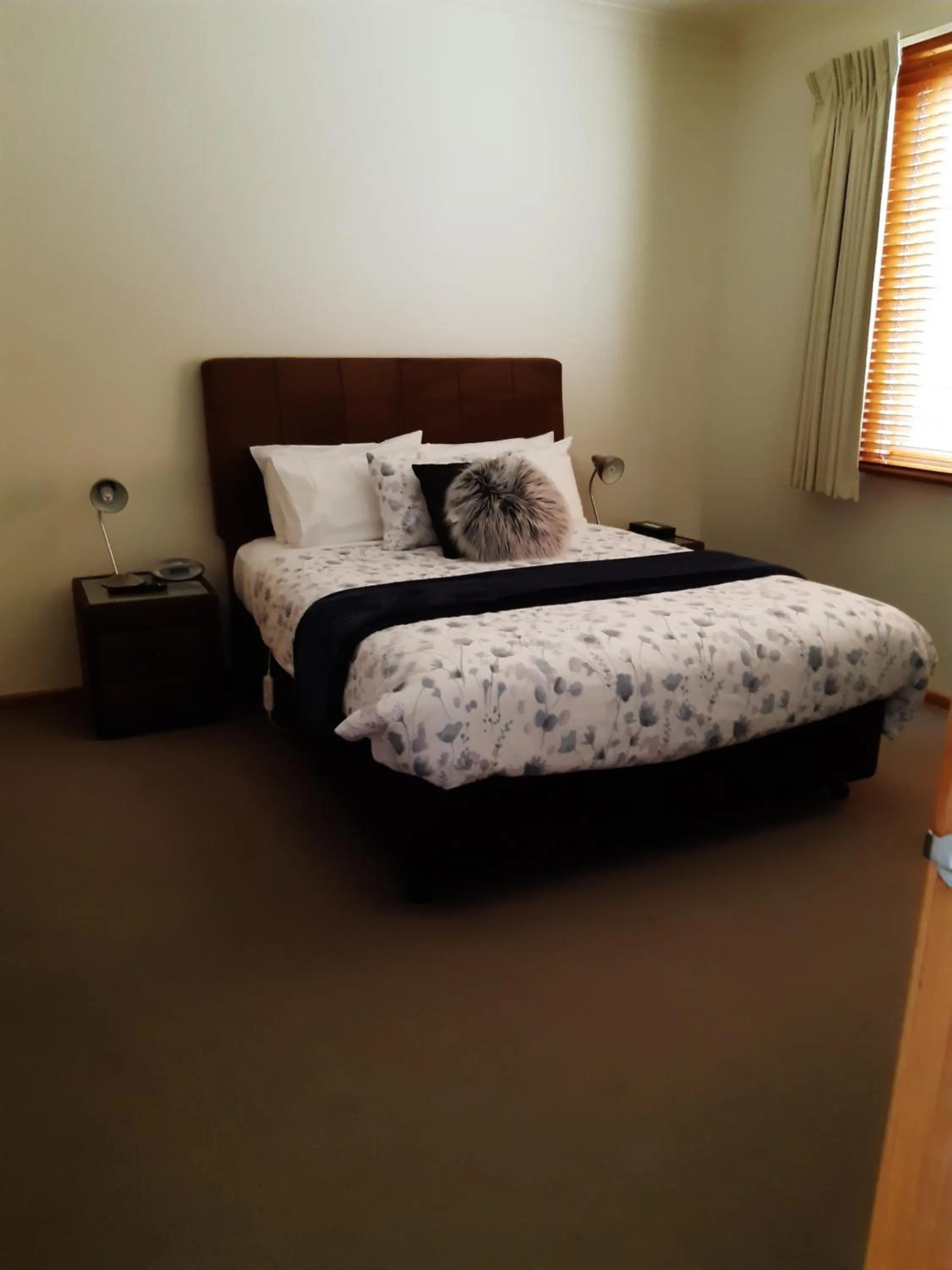 Bedroom, Bed in The Lakes Apartments