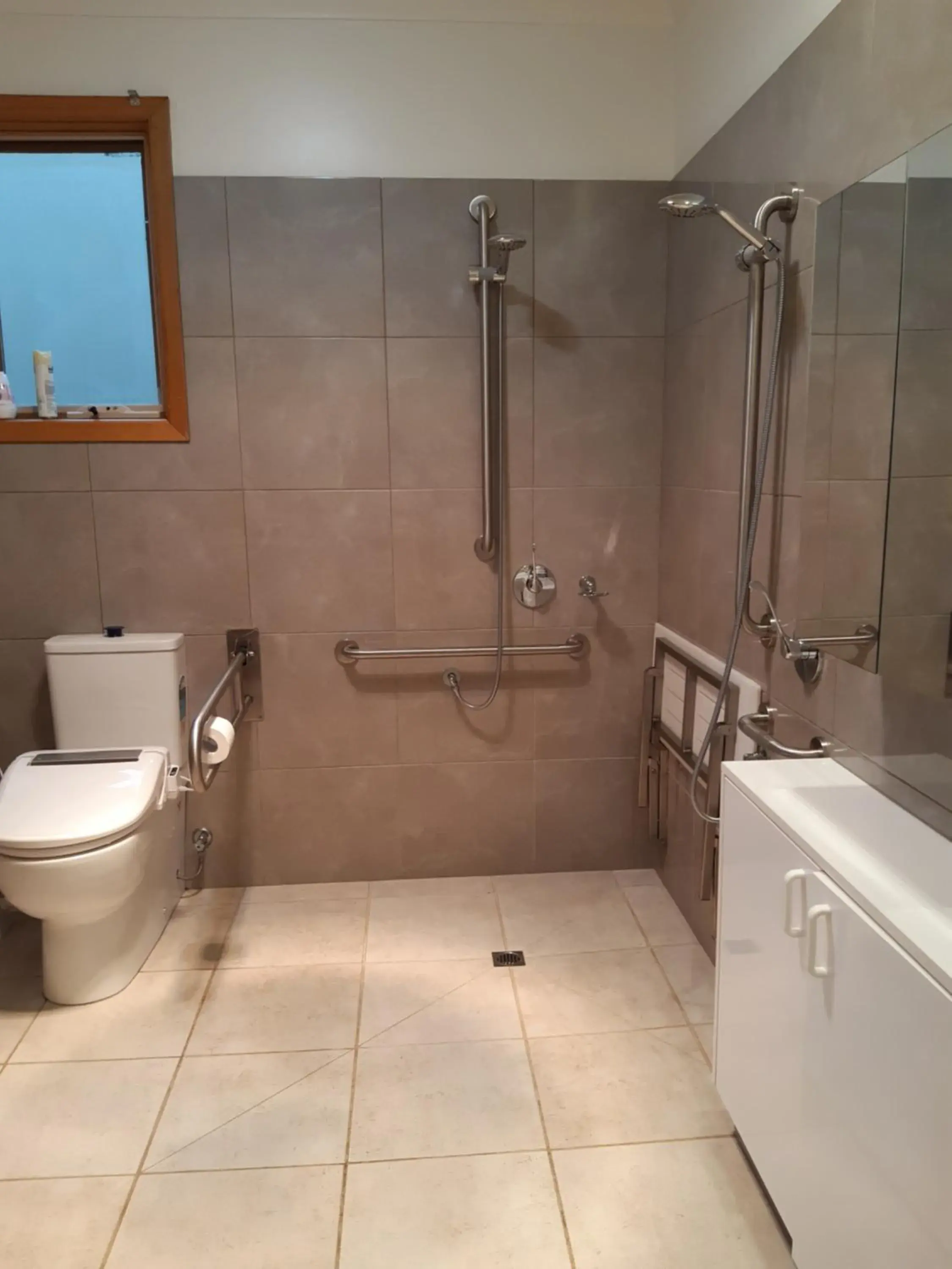 Executive Three-Bedroom Apartment in The Lakes Apartments Executive Three-Bedroom Apartment in The Lakes Apartments