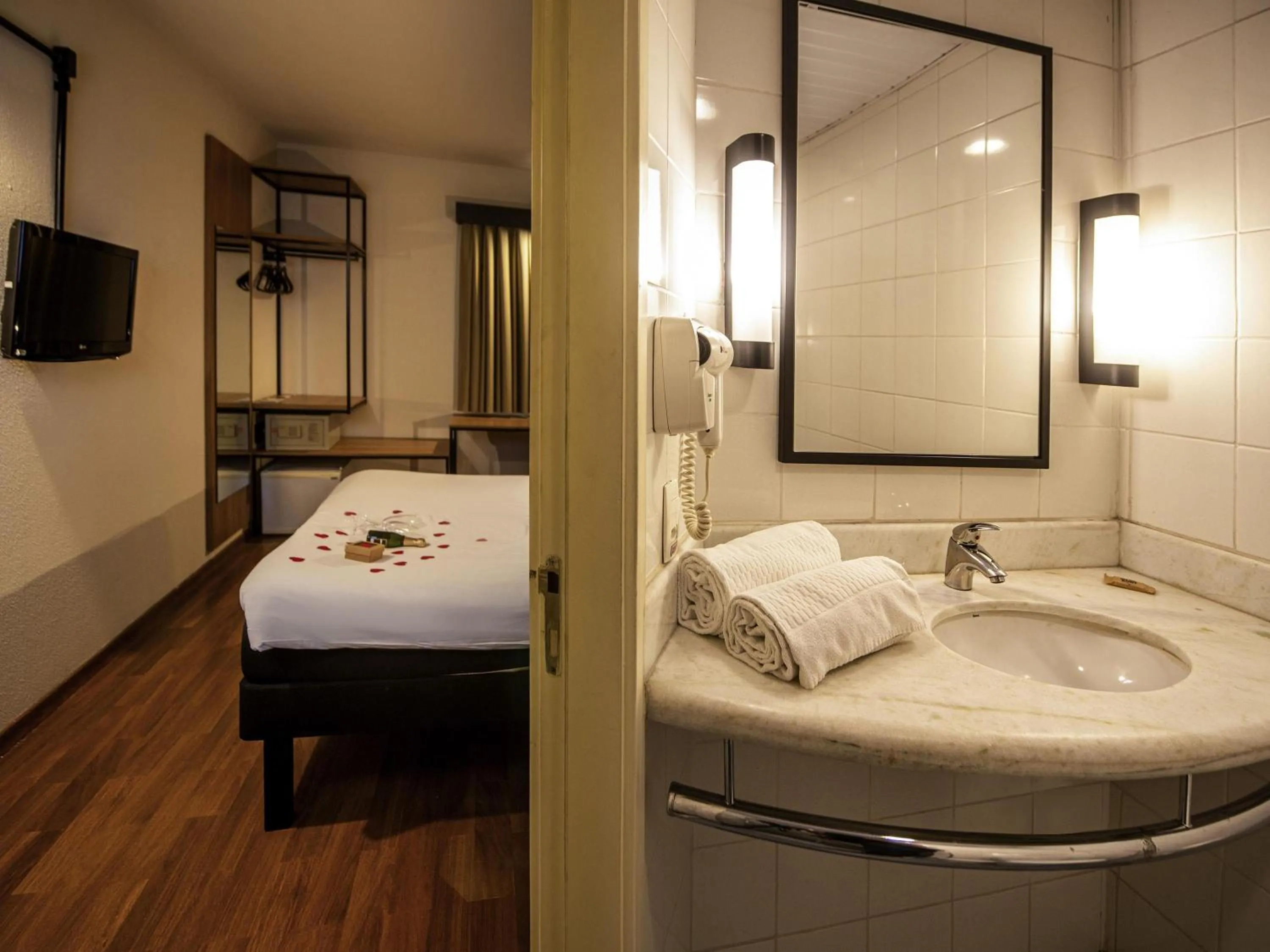 Bedroom, Bed in ibis Betim