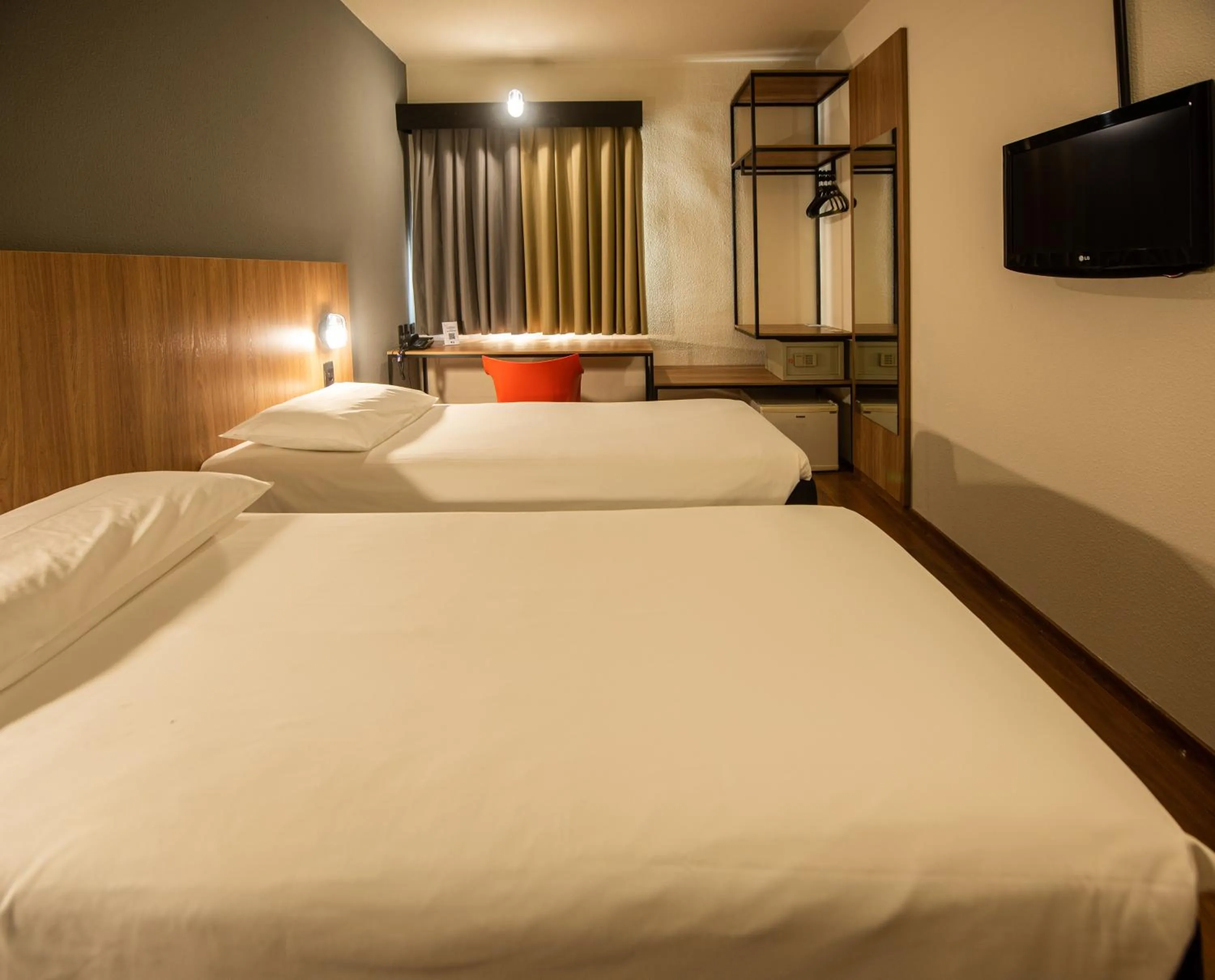 Bedroom, Bed in ibis Betim