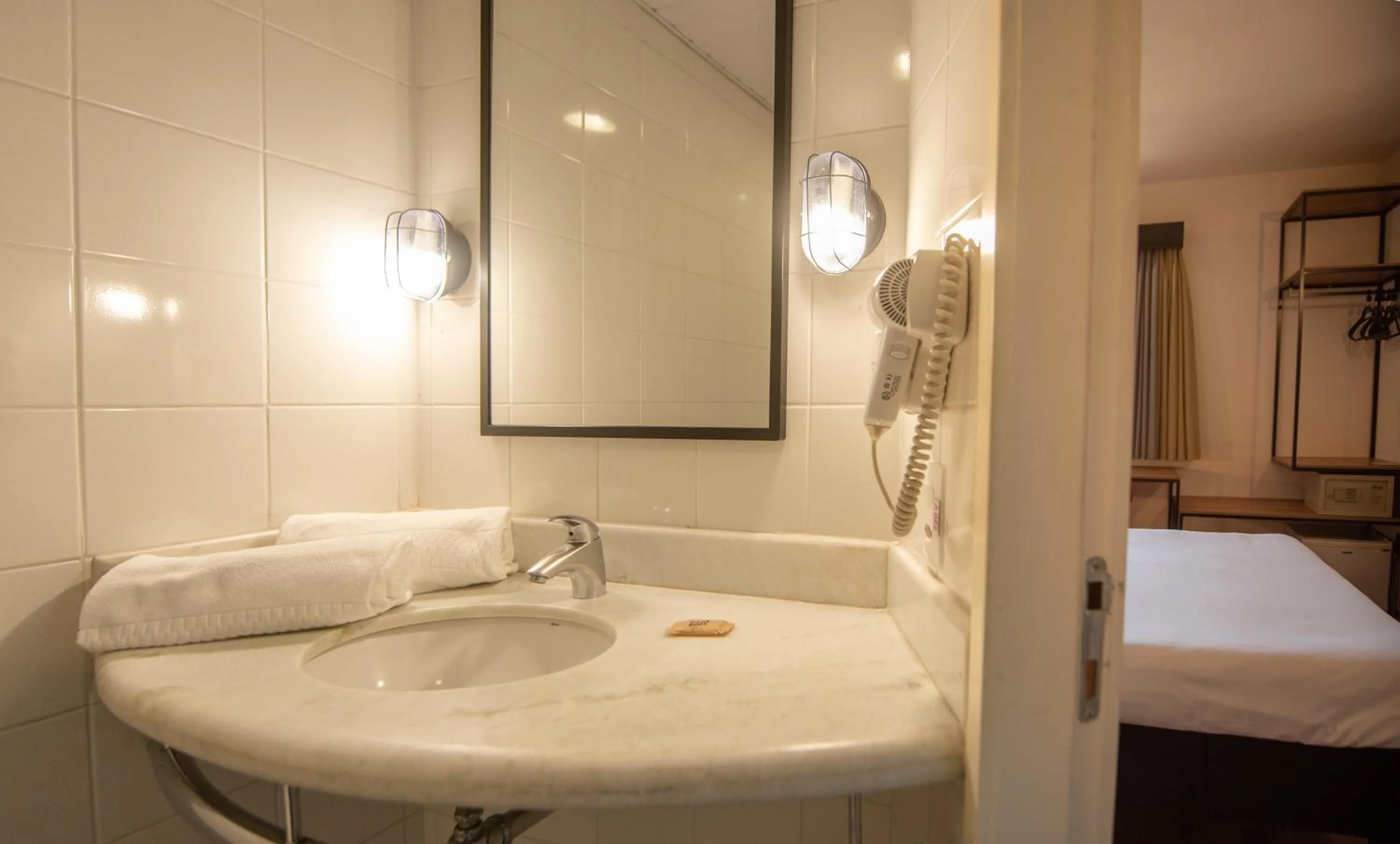 Bathroom, Bed in ibis Betim