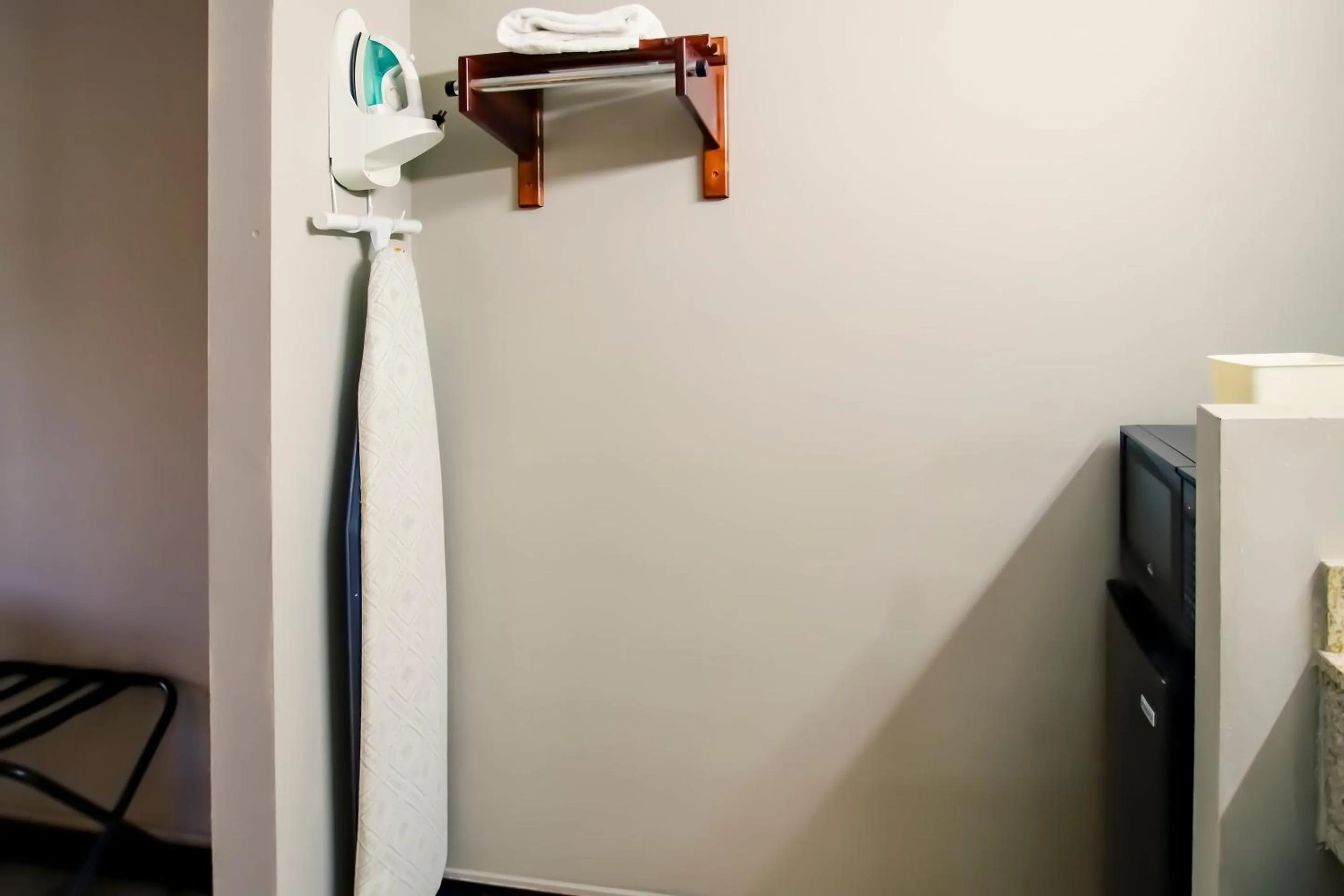 Bathroom in Cypress Inn & Suites Washington by OYO