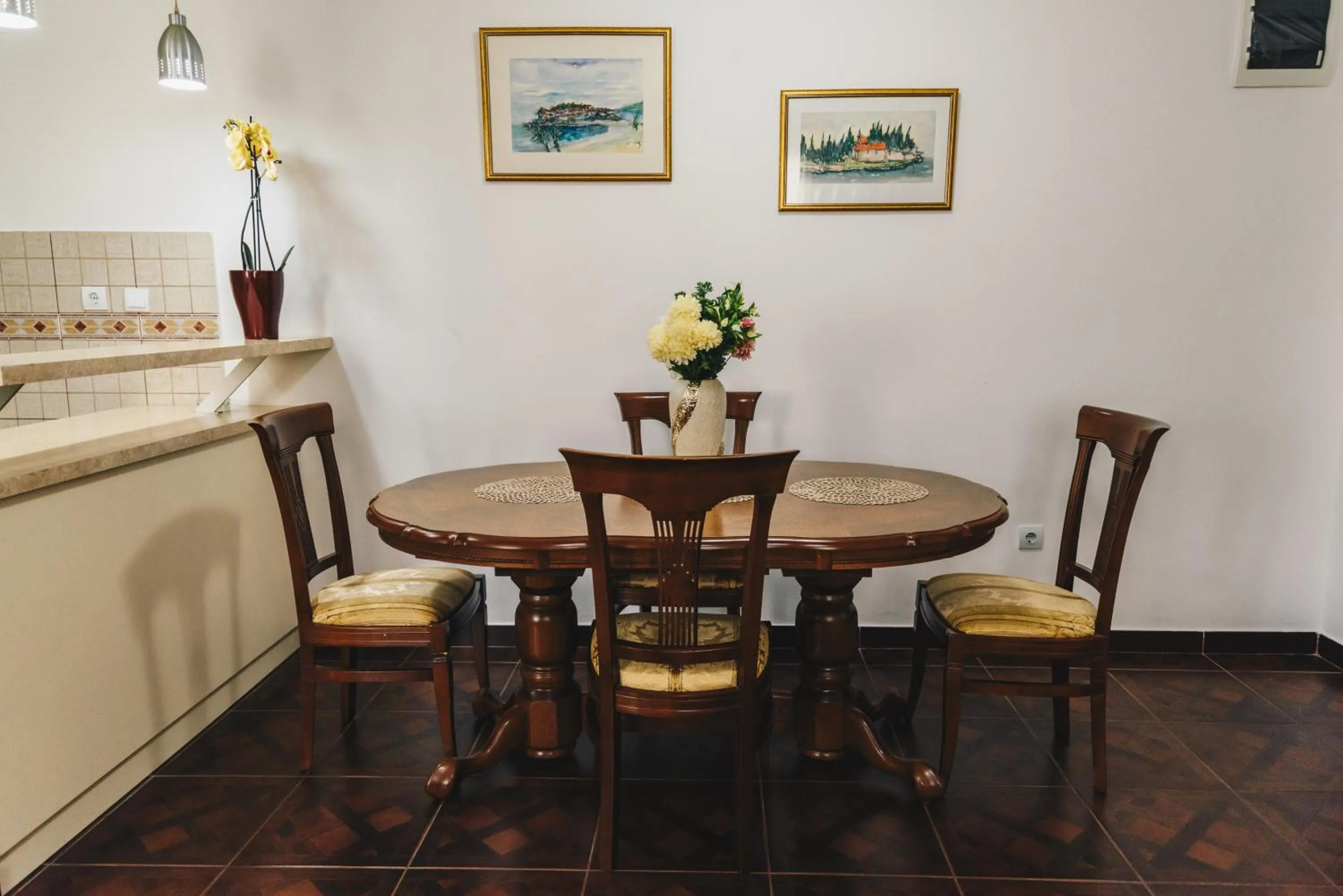 Dining area in El Mar Apartments