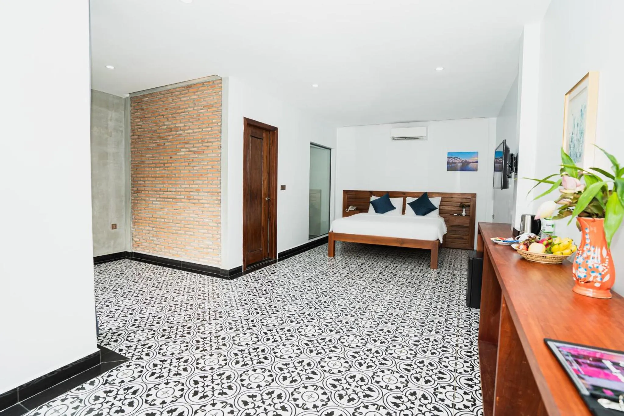 Photo of the whole room, Bed in Kampot Sweet Boutique