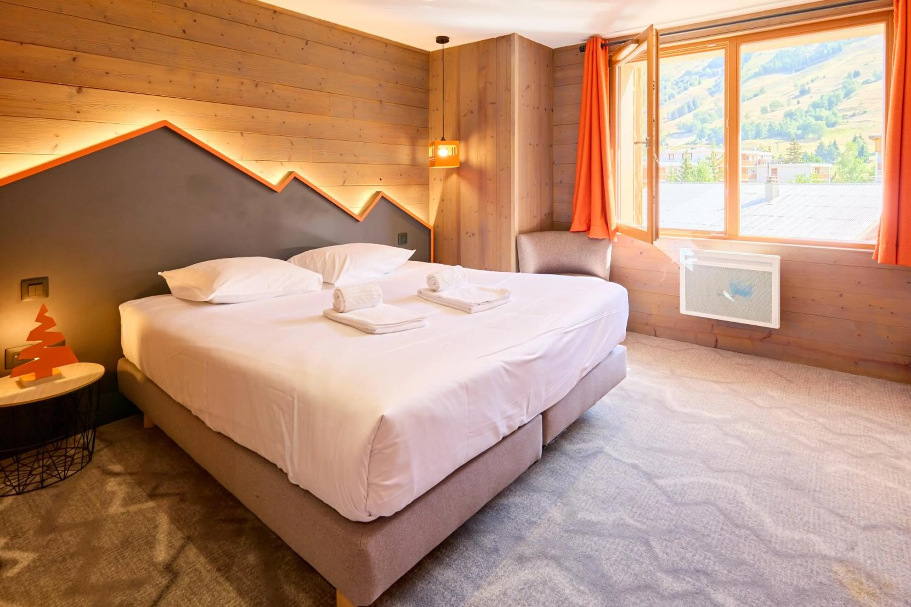 Bedroom, Bed in Hotel Base Camp Lodge - Les 2 Alpes
