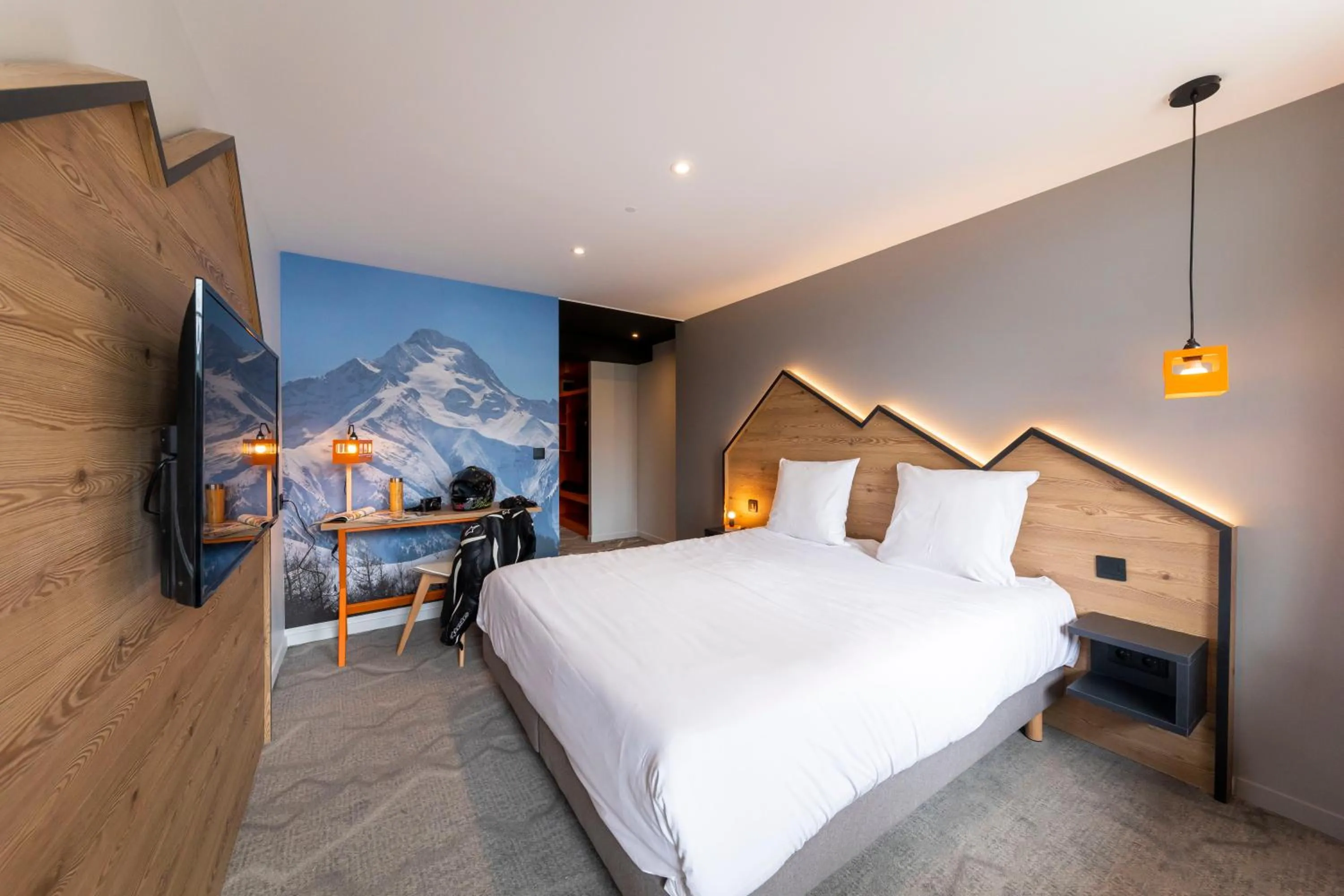 Photo of the whole room, Bed in Hotel Base Camp Lodge - Les 2 Alpes